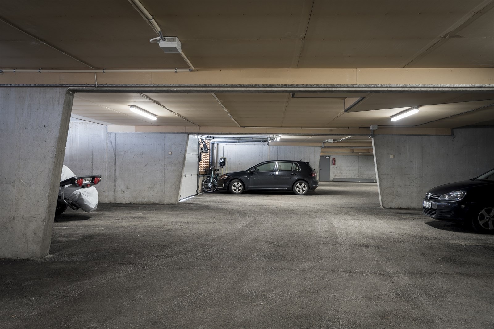 Fast garasjeplass med elbillader. Galleribilde
