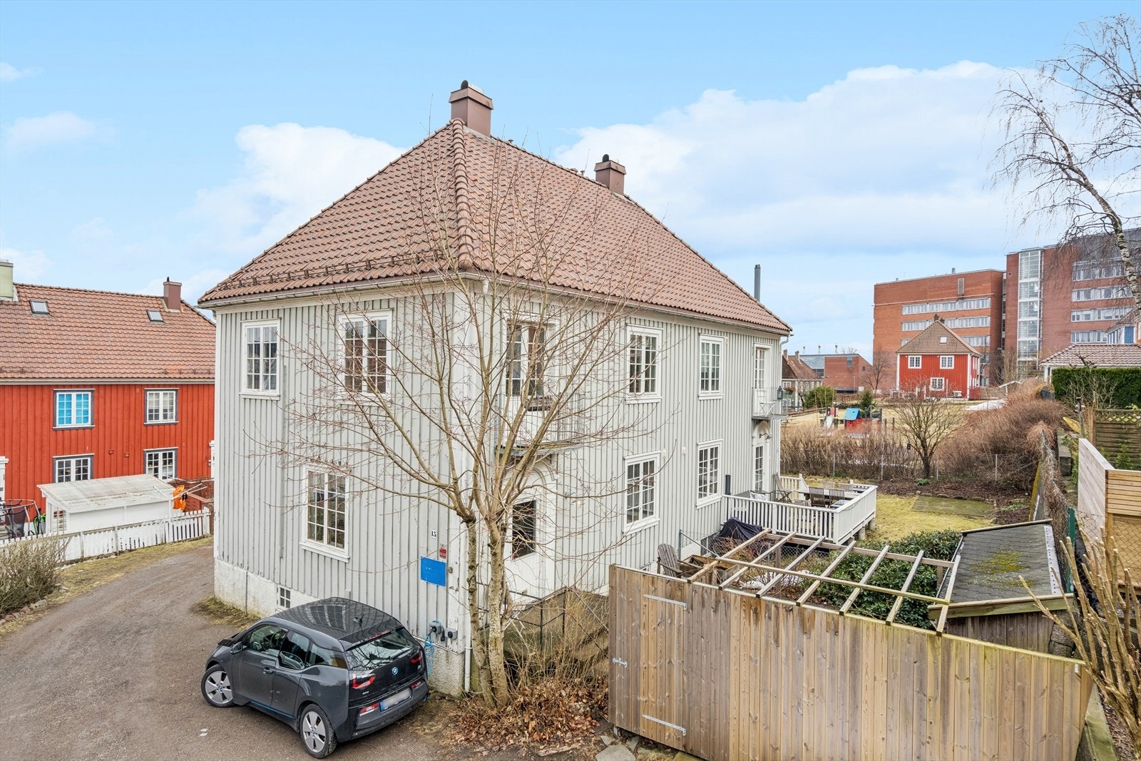 Boligen ligger i 1. etg. med hage og parkering på gårdsplass. Galleribilde