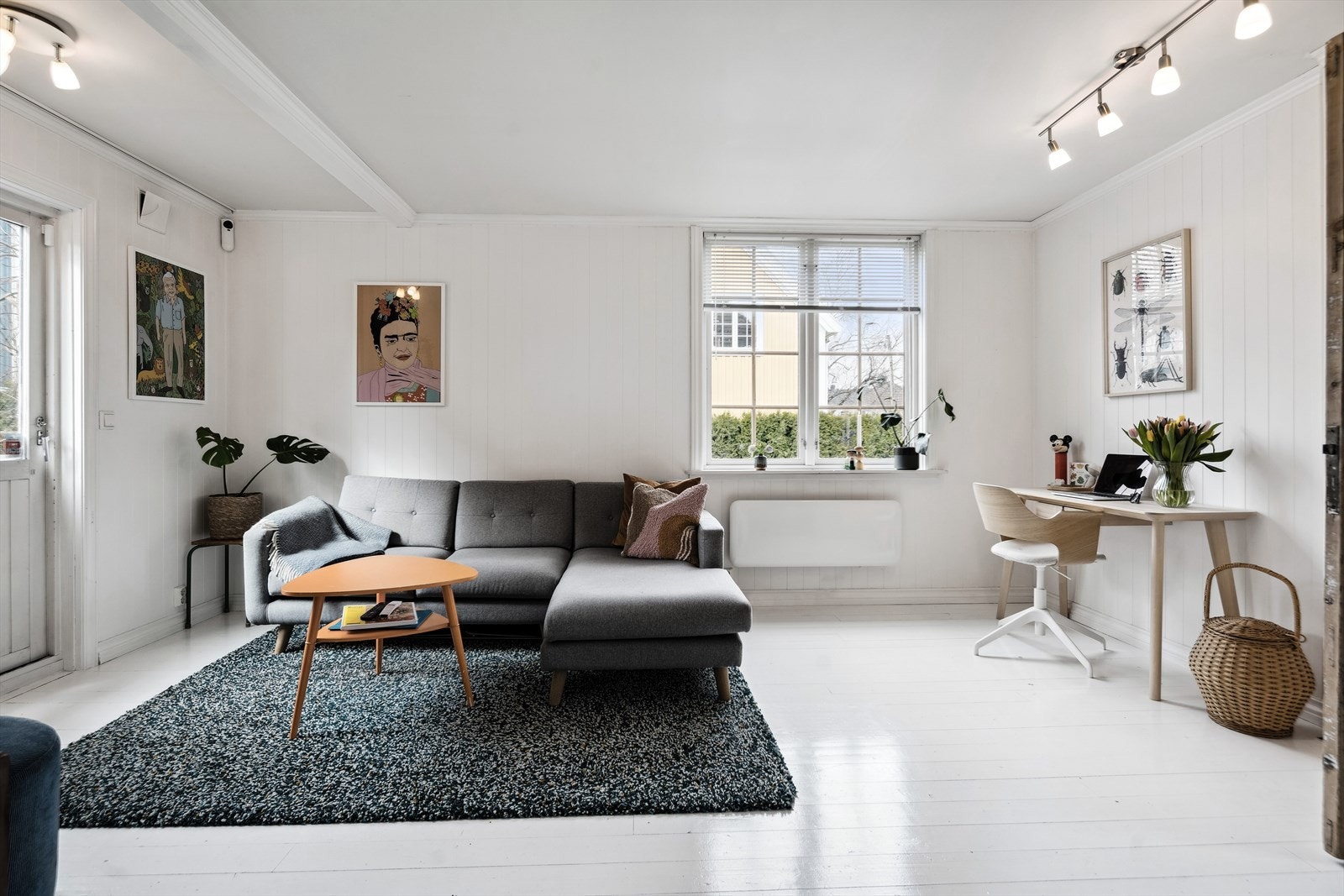 Leiligheten rommer en stue med en elegant karakter og innehar en stilig peisovn. Galleribilde