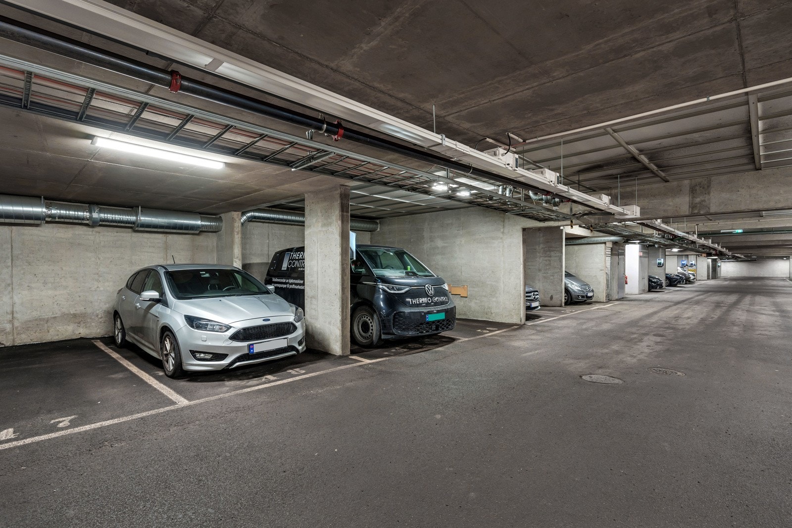 Egen parkeringsplass i garasjen. Her er det mulig å montere el-billader om ønskelig. Galleribilde