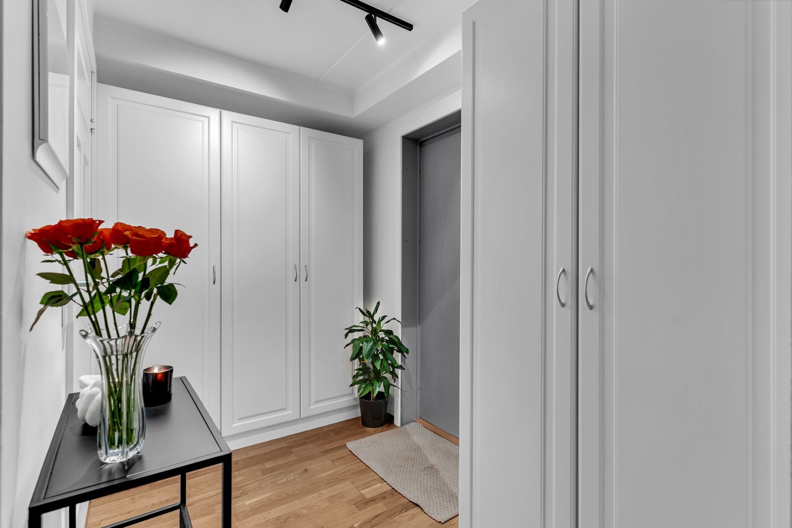 Entreen er lys og innbydende. Gulvet er dekket med en lun parkett som er gjennomgående for leiligheten Galleribilde