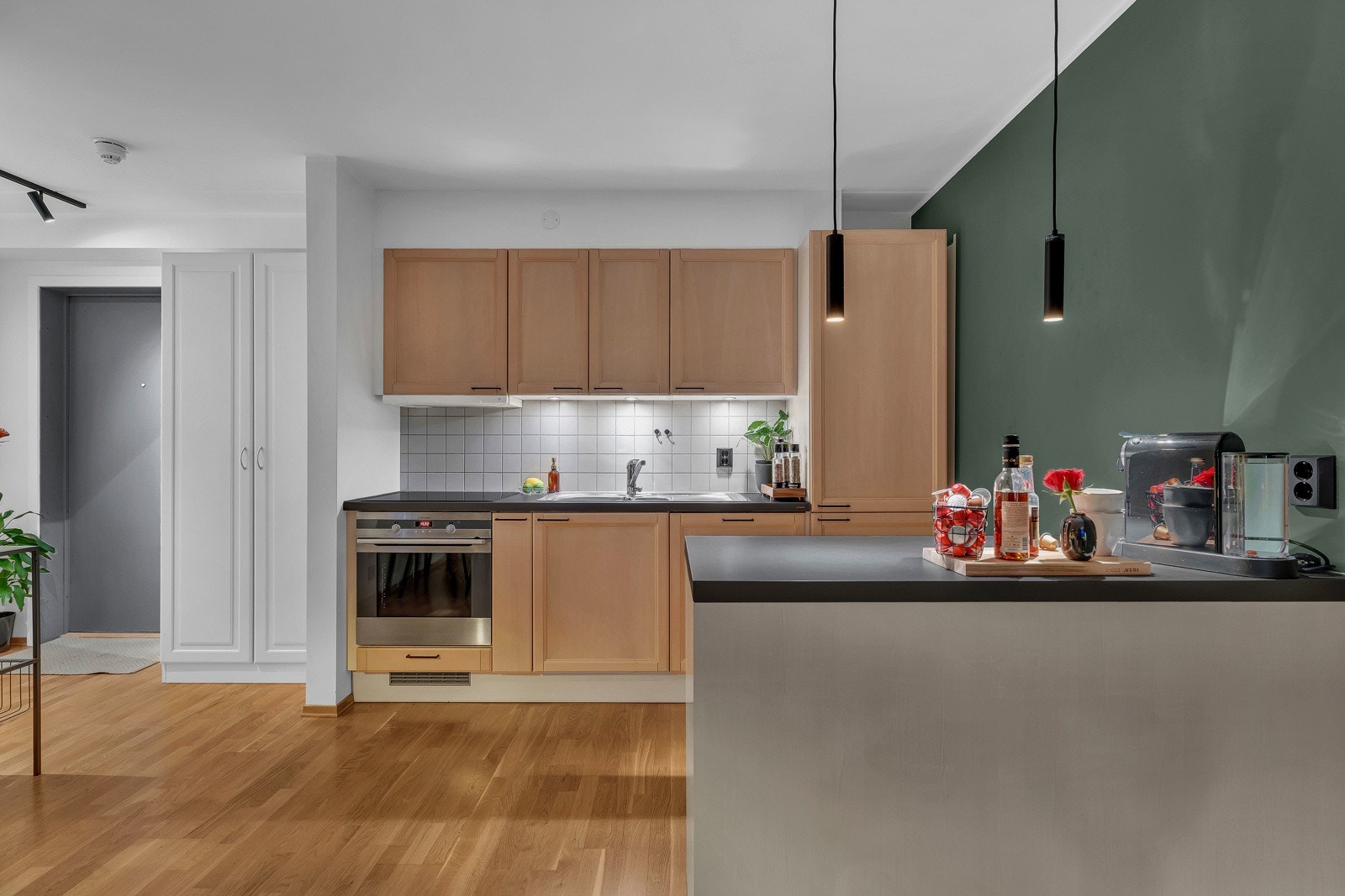 Mellom benkeplaten og overskapene er det flislagt, noe som gjør det enkelt å rengjøre Galleribilde