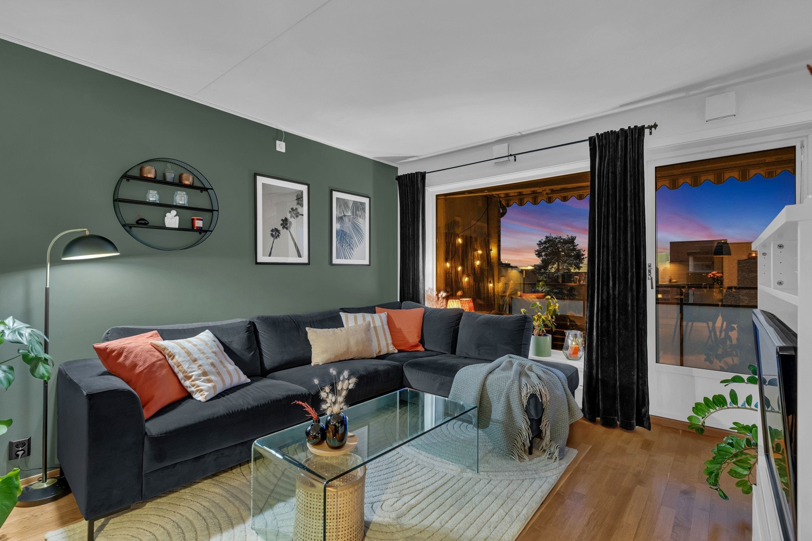 Med store vinduer som slipper inn mye naturlig lys, føles rommet lyst og luftig. Galleribilde