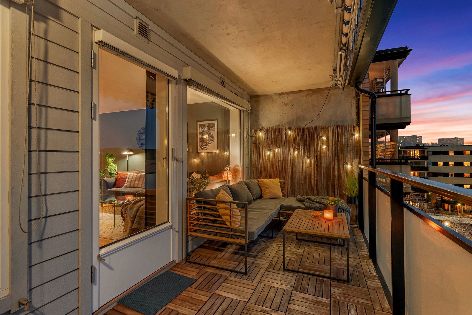 Fra denne balkongen er du sikret utsikt og gode solforhold Galleribilde