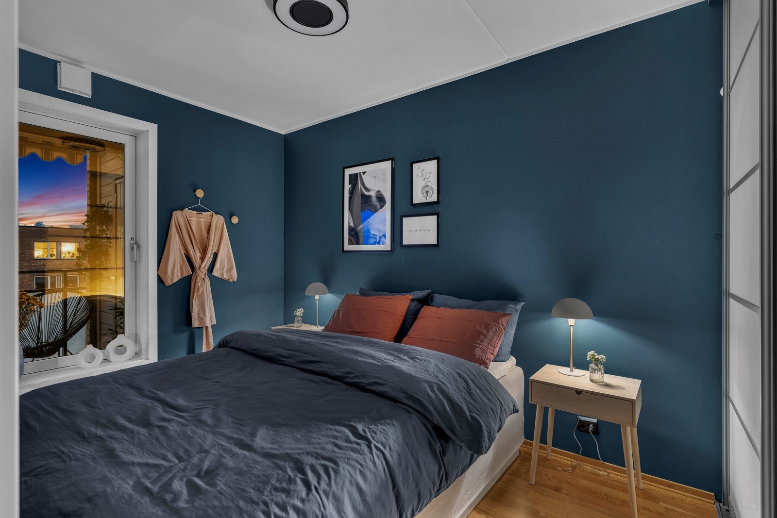 Dette soverommet er malt i en moderne blåfarge som gir en følelse av luksus og ro. Galleribilde