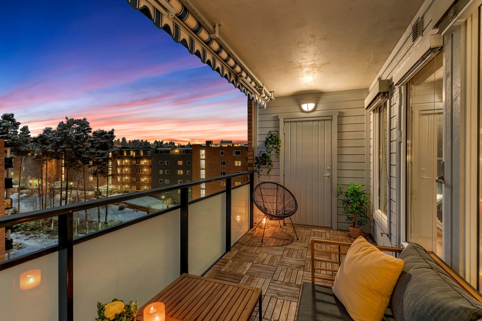 Balkongen er et av høydepunktene med denne boligen - utsikt og sol hele dagen er vel noe som kan friste Galleribilde