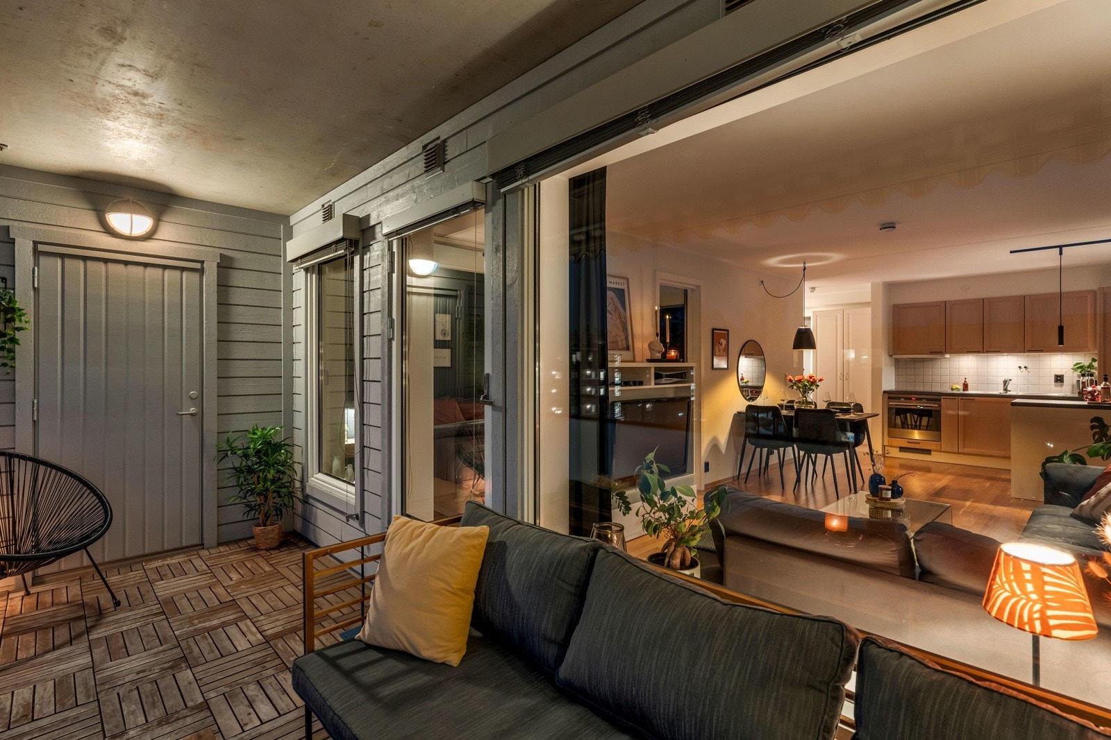 Utgangen til balkongen gir en praktisk tilgang til utendørsområdet, perfekt for en pause eller å nyte utsikten Galleribilde