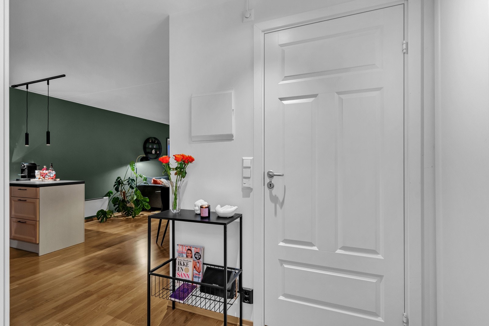 Det er rikelig med plass til å henge opp jakker, sko og andre nødvendigheter, slik at du kan holde ting ryddig og organisert Galleribilde