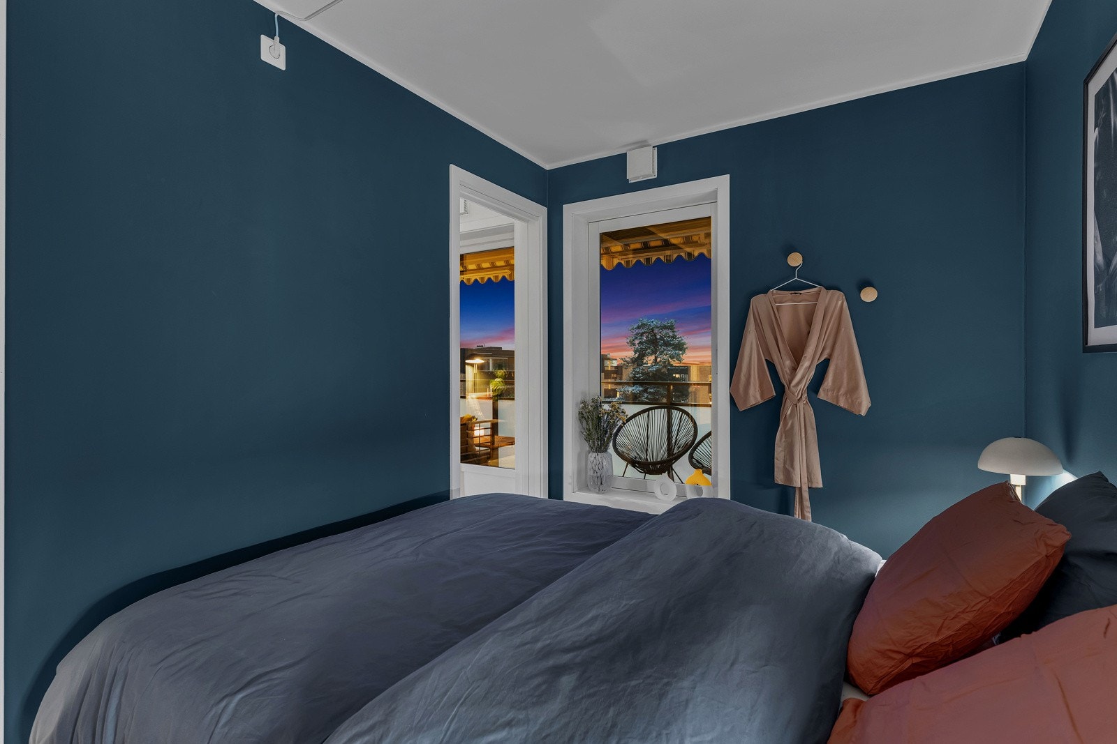 Det store vinduet slipper inn rikelig med naturlig lys, og bidrar til å skape en lys og luftig atmosfære. Galleribilde