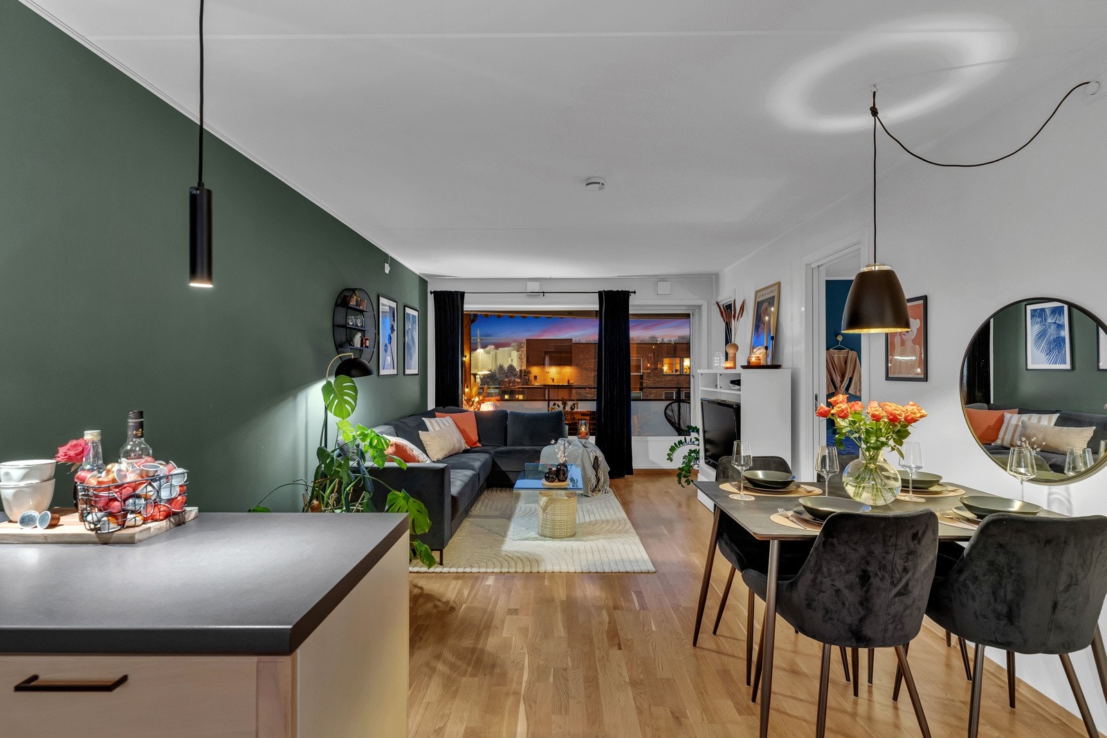 En praktisk kjøkkenøy skaper et naturlig skille mellom kjøkken og stue Galleribilde