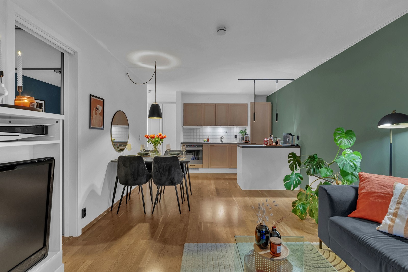 Denne romslige stuen tilbyr en avslappende atmosfære og god plass til en hjørnesofa. Galleribilde