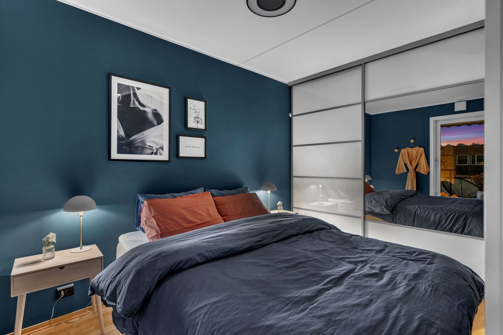 Med god plass til en dobbeltseng og et romslig garderobeskap utstyrt med speil og skyvedører, er det enkelt å holde orden på tingene. Galleribilde