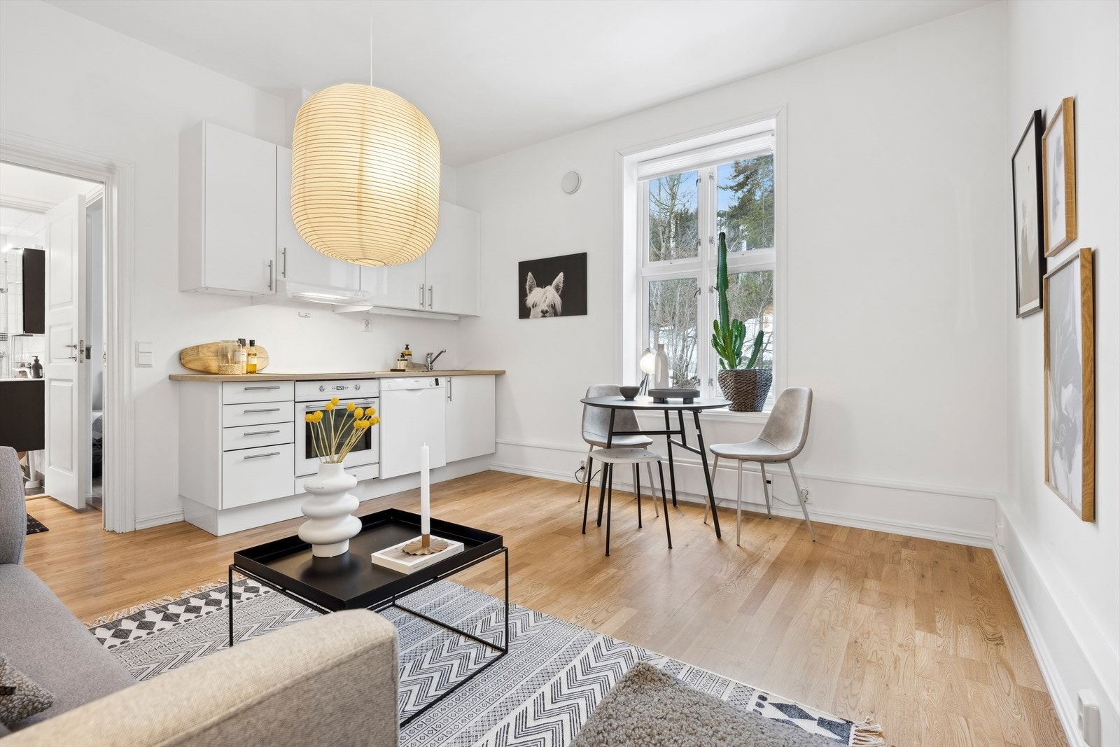 Stue og kjøkken i åpen løsning Galleribilde