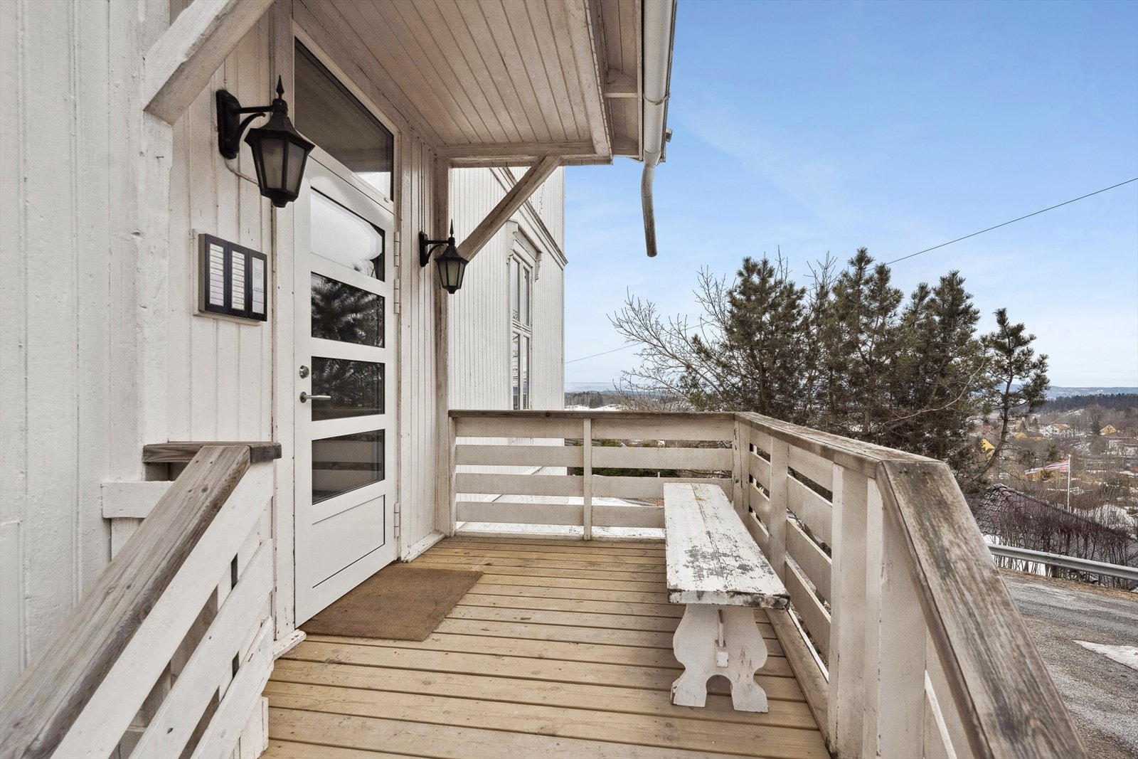 Felles inngangsparti med dørcalling. Galleribilde