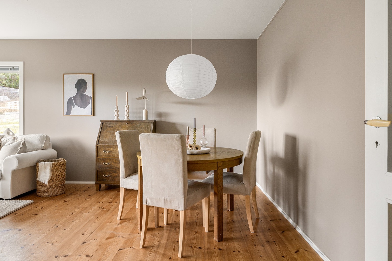Her er det god plass til et stort spisebord for de mer høytidelige sammenstelningene, hvor du har god plass til å romme mange middagsgjester Galleribilde