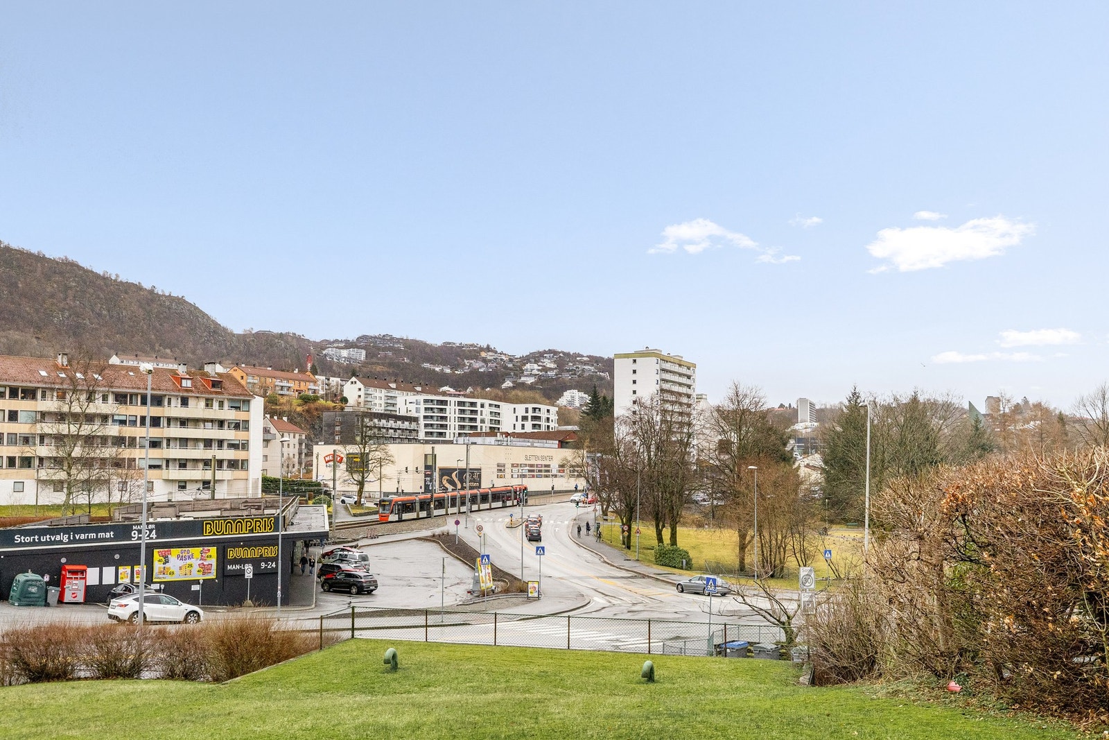 Leiligheten har en sentral beliggenhet like ved Tveitevannet og bybanestoppet på Sletten senter Galleribilde