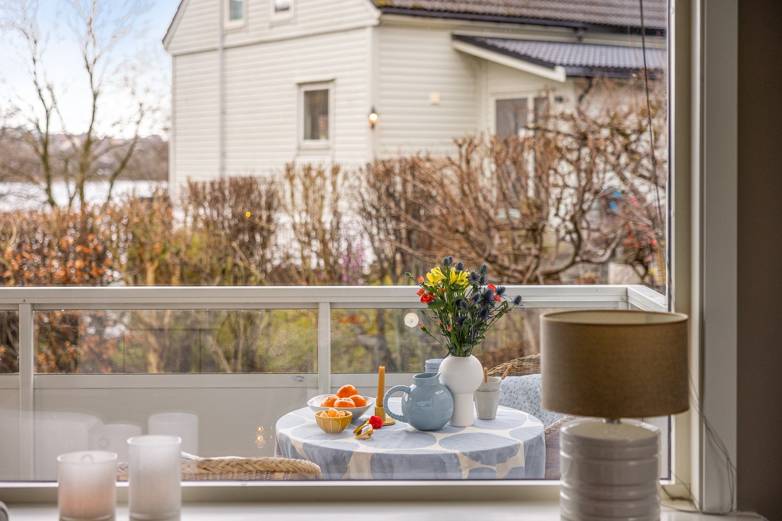 Fra balkongen kan du nyte utsikten av nærområdet, eller kjenne solstrålene varme mot ansiktet Galleribilde