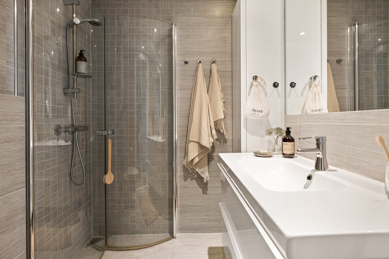 Badet ble pusset opp i 2012, med fliser og pen baderomsinnredning i lys hvit Galleribilde