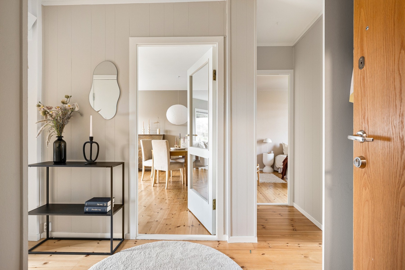 Velkommen inn! Leiligheten består av entré, stue/kjøkken, 2 soverom og bad. Utgang til balkong fra stue Galleribilde