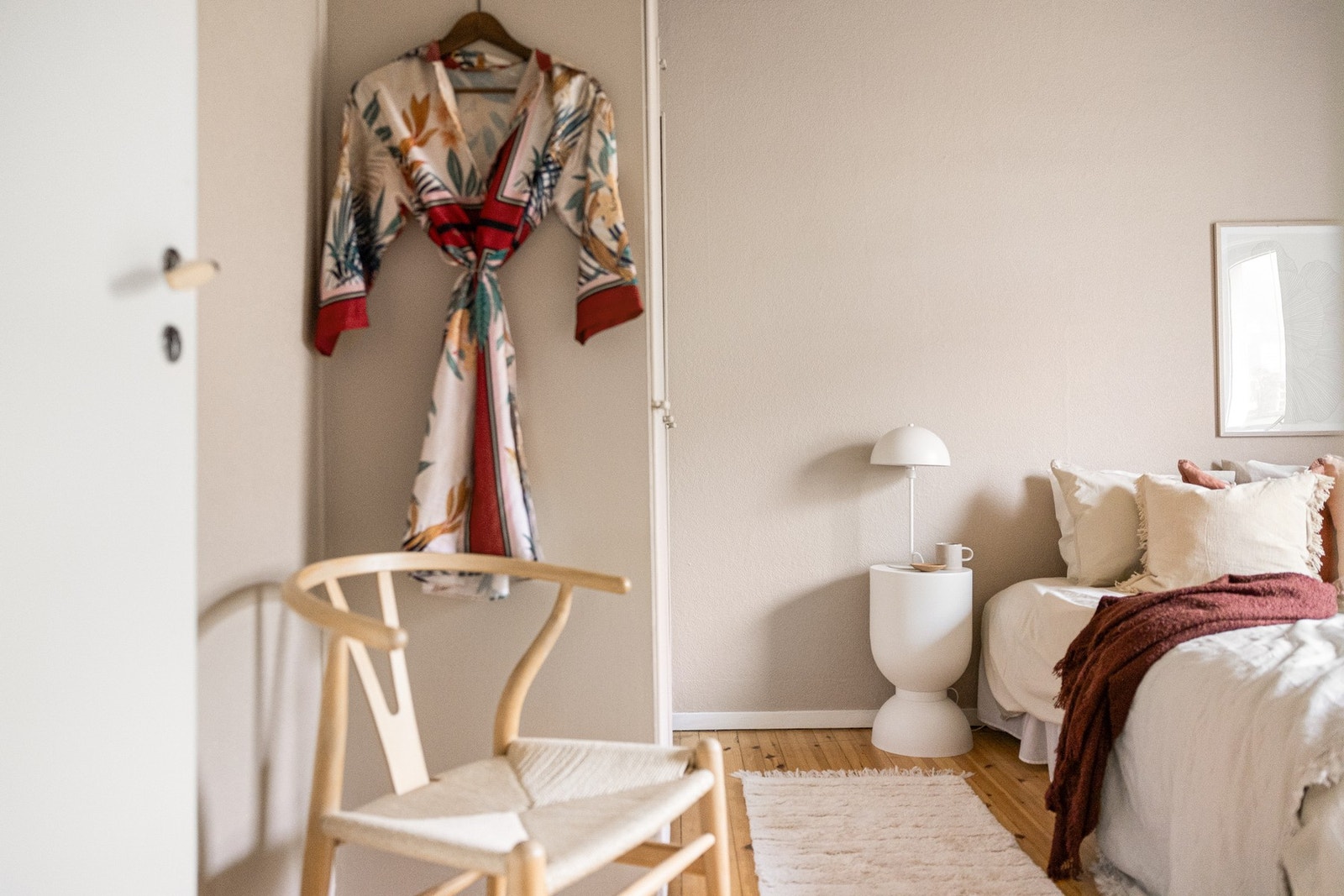 Soverommet er malt i en dus beige farge som står i stil til resten av leiligheten Galleribilde