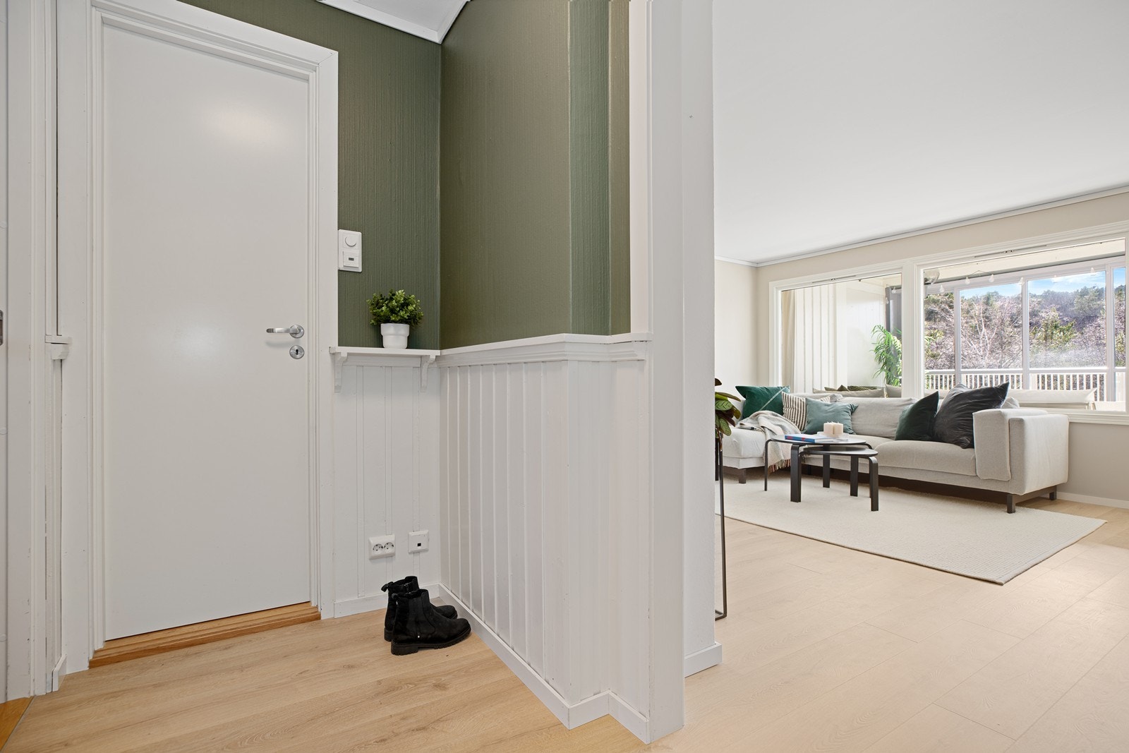 Gangen har god plass til ulike løsninger for oppbevaring/oppheng av yttertøy og sko Galleribilde