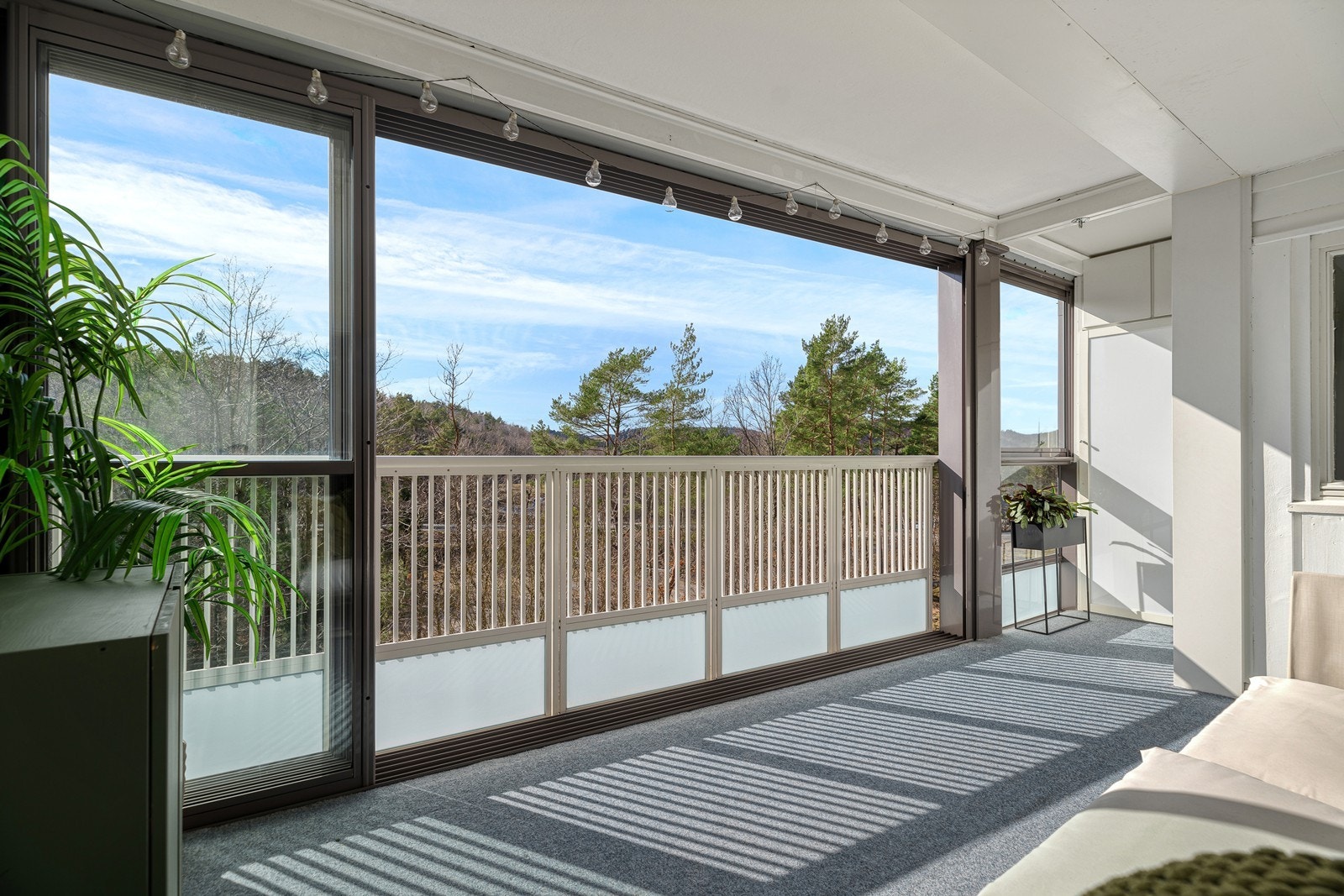Flott og velholdt 2-roms andelsleilighet med praktisk planløsning og stor innglasset balkong! Galleribilde