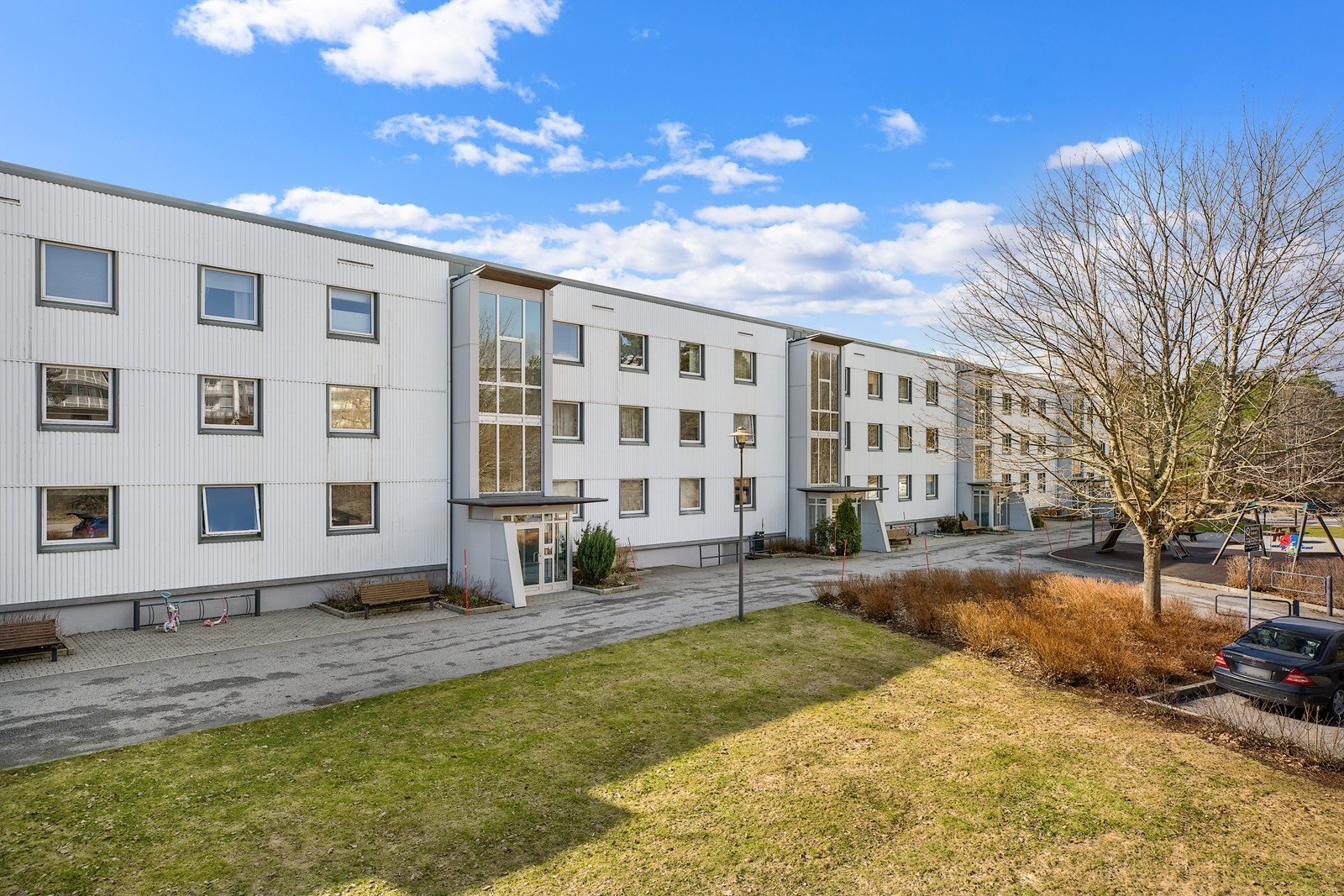 Tomten er pent opparbeidet og beplantet med bla. asfaltert parkering og adkomstvei Galleribilde