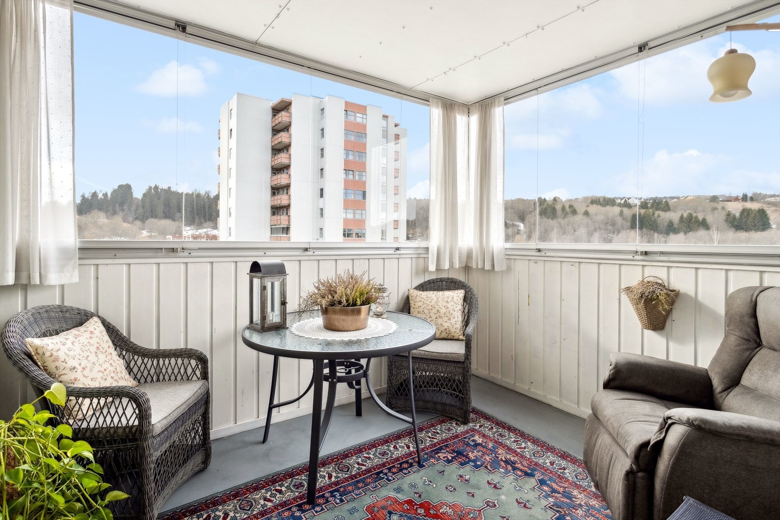 Innglasset balkong med fin utsikt over Romolslia. Galleribilde
