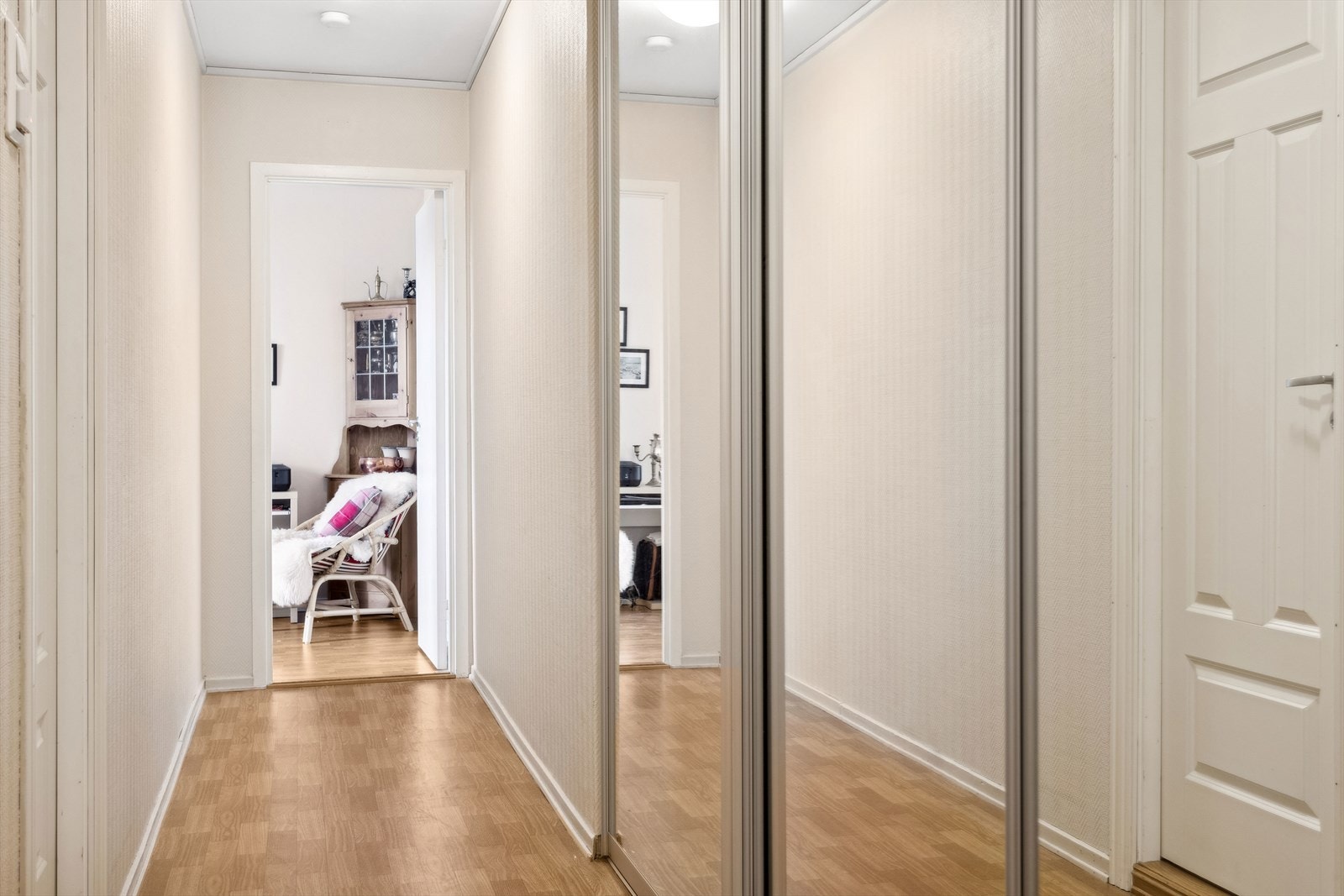 Mellomgang med stor skyvedørsgarderobe. Galleribilde