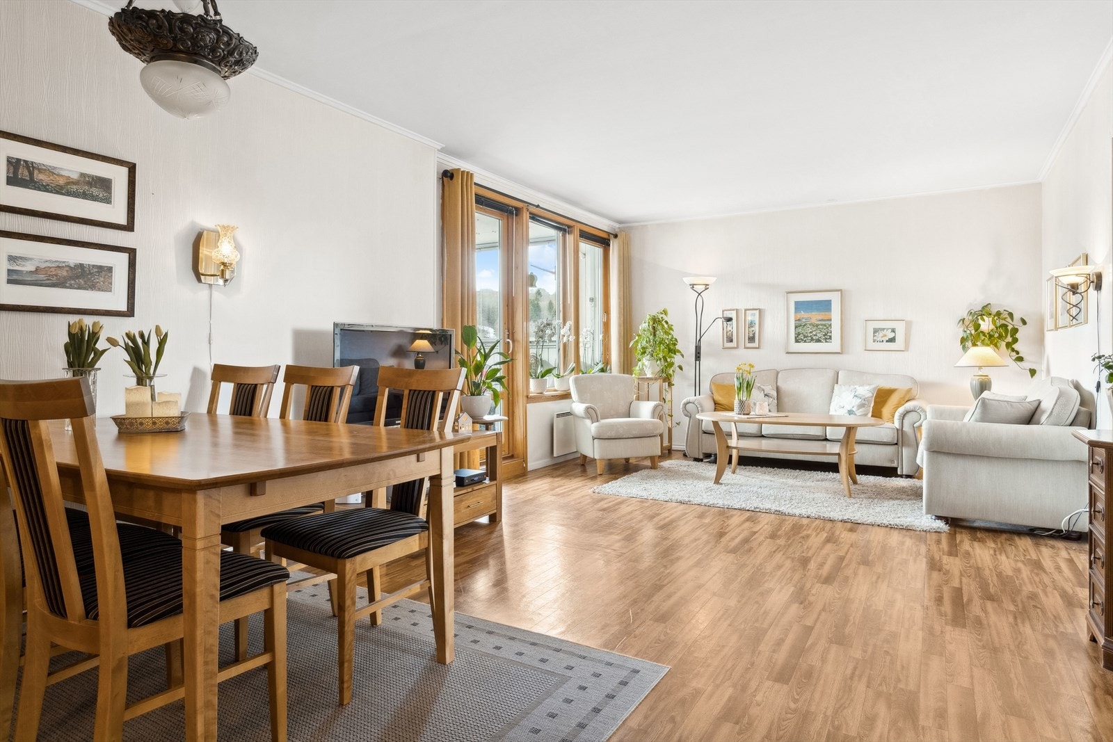 Romslig stue med god plass til både sofagruppe og spisebord. Galleribilde