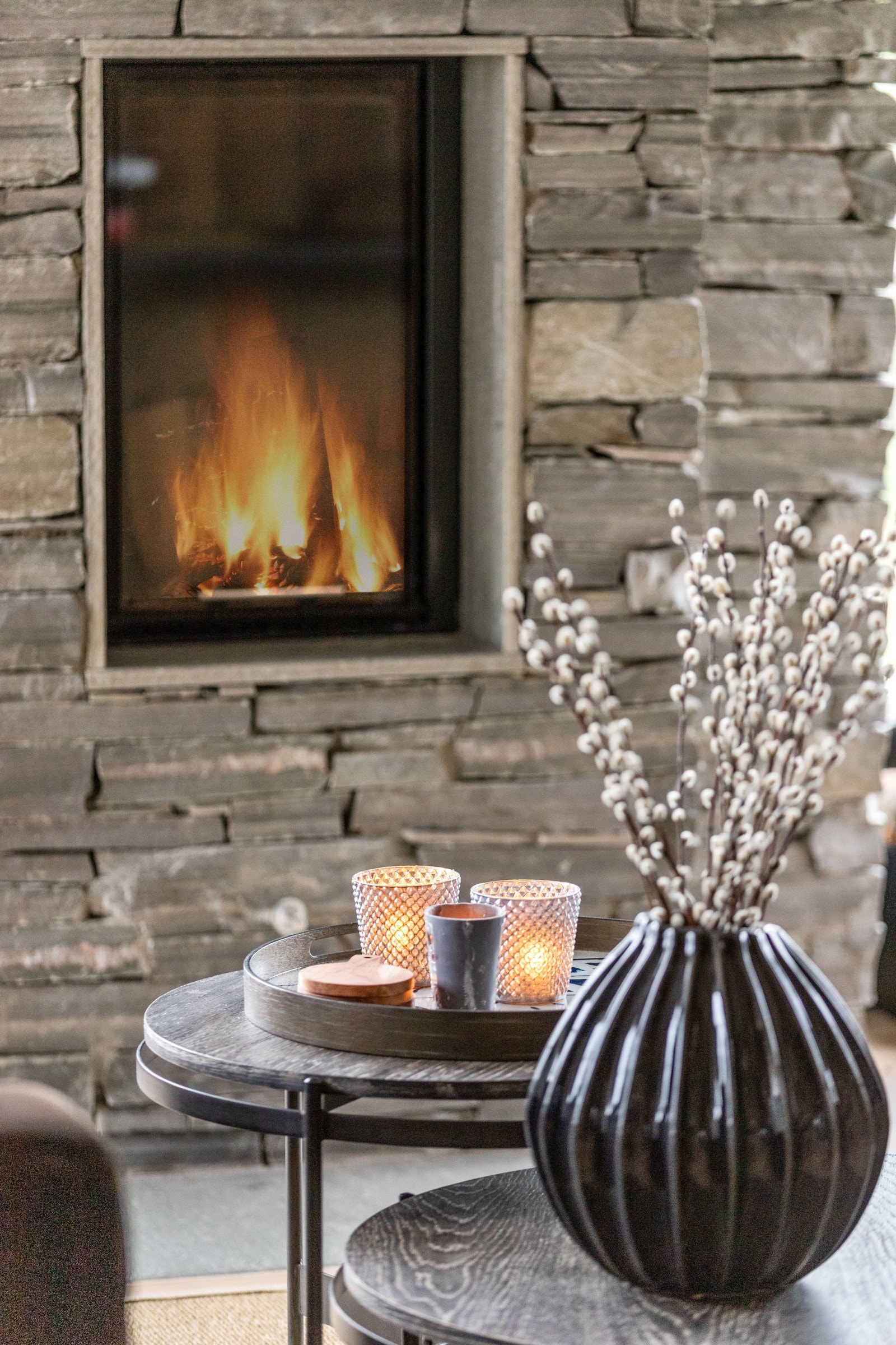 Flott natursteinforblendet peis som skaper varme og den rette hyttekosen. Galleribilde