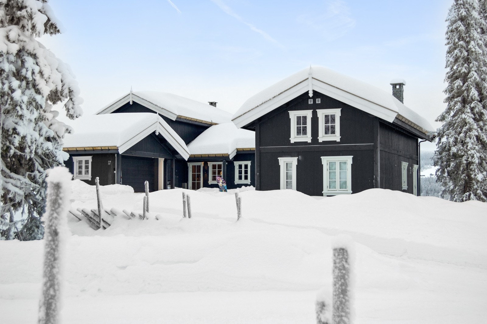 Velkommen til denne flotte fritidseiendommen i Bjønnlitjønnvegen 17 på Kvitfjells vestside. Galleribilde