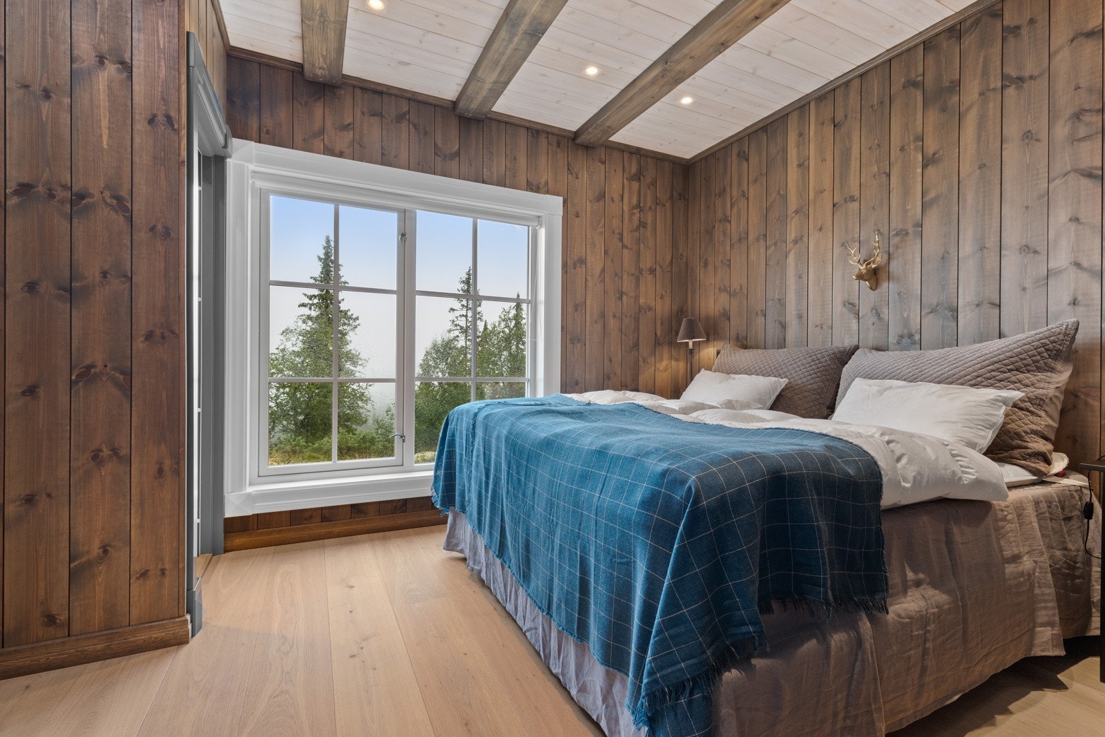 To av soverommene i hovedhytten har god plass til dobbeltseng. Galleribilde