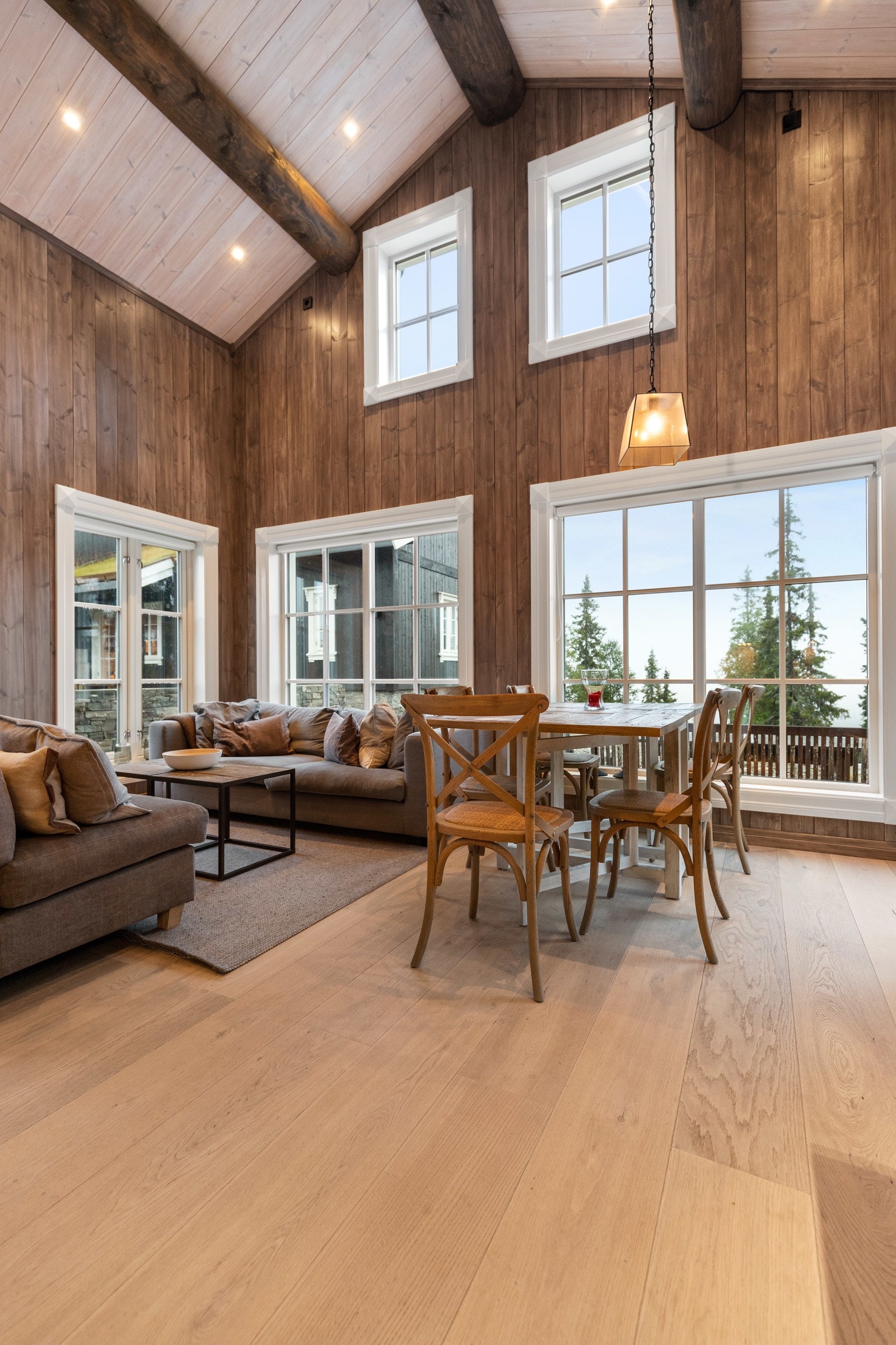 Solid takhøyde og mange vinduer løfter rommet og slipper inn godt med lys. Galleribilde