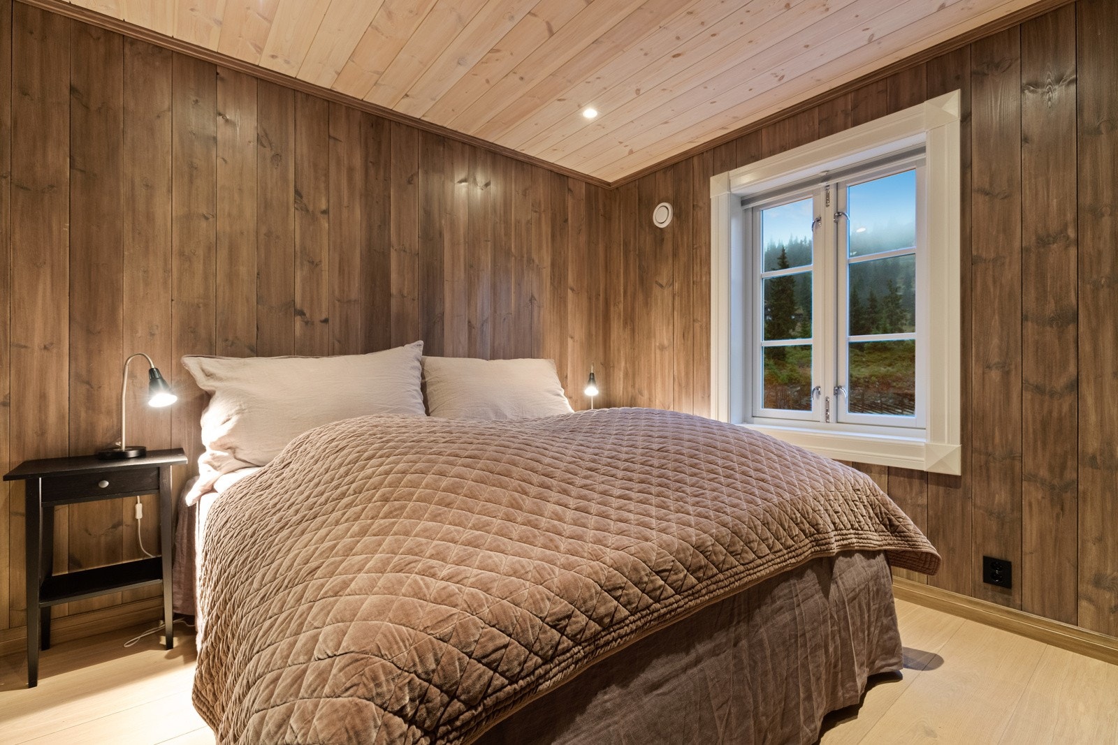 Hovedsoverommet i annekset med god plass til dobbeltseng og tilhørende møbler. Galleribilde