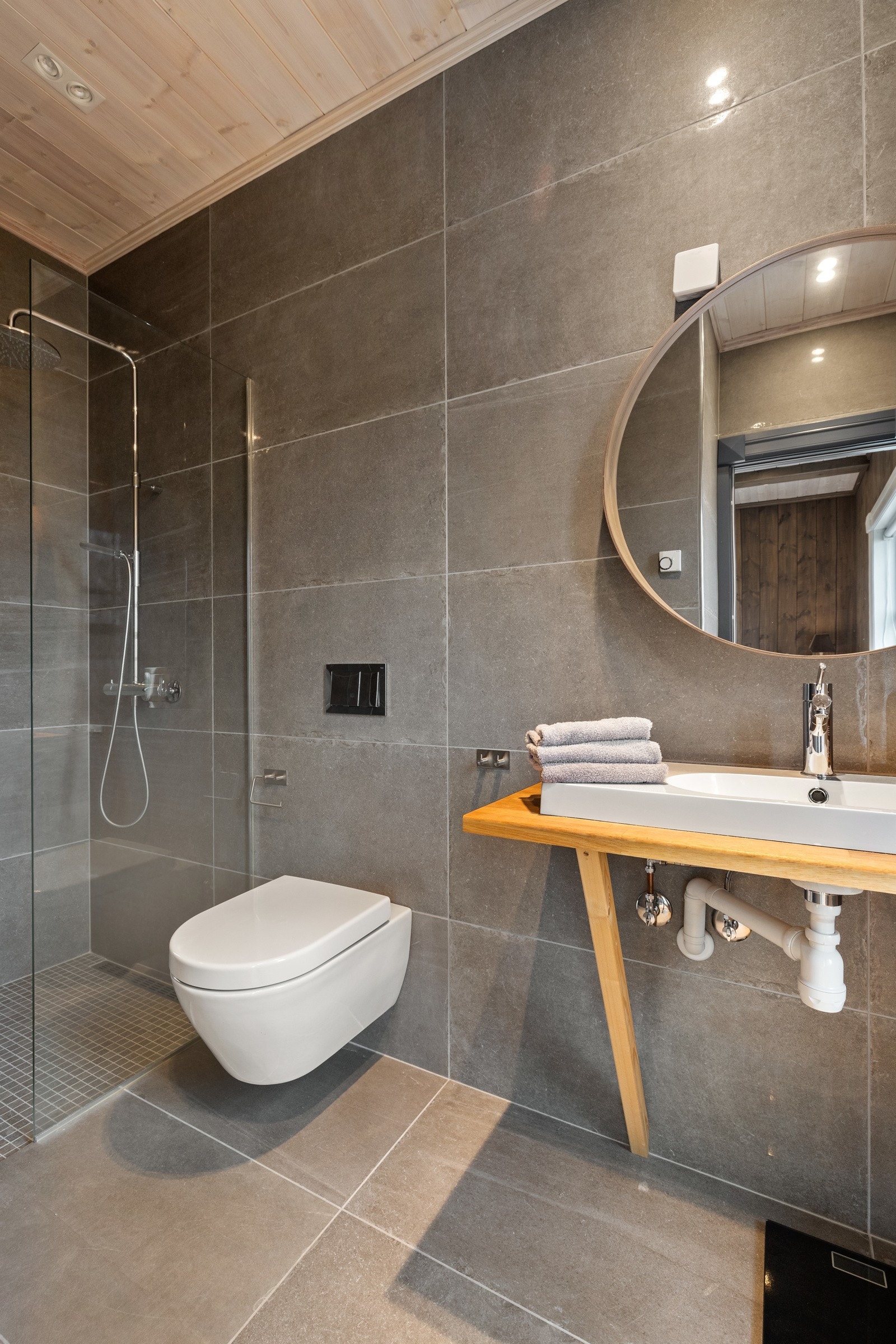 Flotte fliser på vegger og gulv på alle badene. Galleribilde