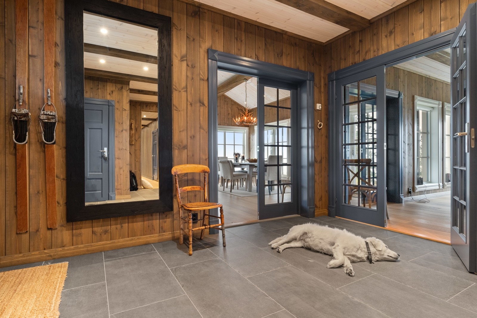 Lun og god varme i den store gangen/hallen i hovedhytten. Galleribilde