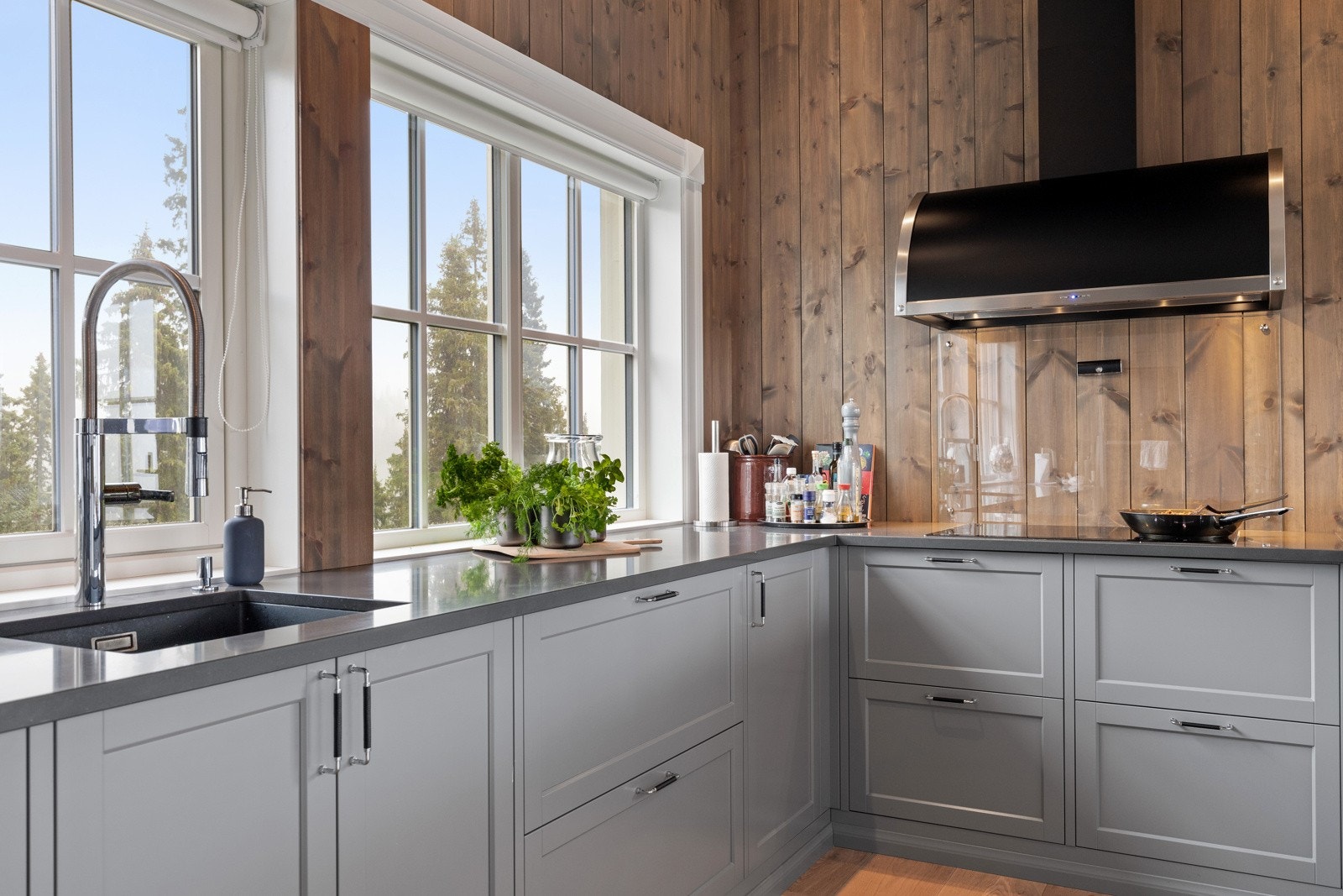 Innholdsrikt kjøkken med godt med skap- og benkeplass. Galleribilde