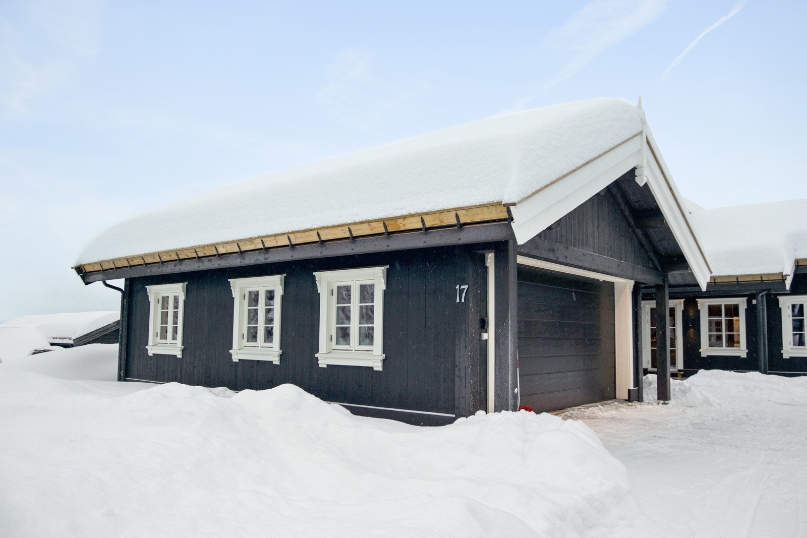 Garasje med skibod i bakkant. Galleribilde