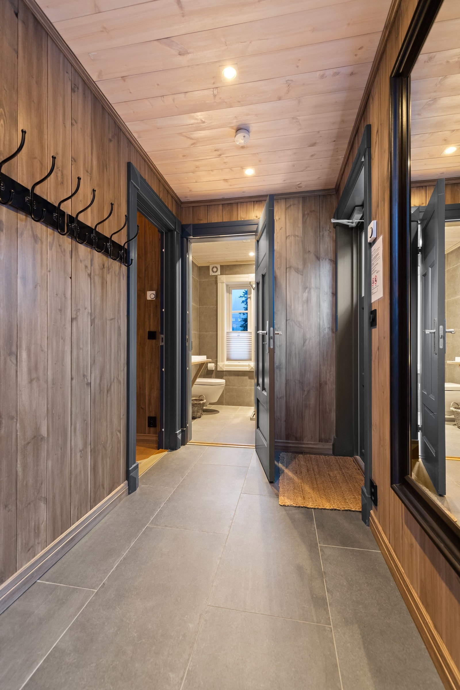 Gangen har god plass til oppheng for yttertøy, både på vegg og i garderobeskap. Galleribilde