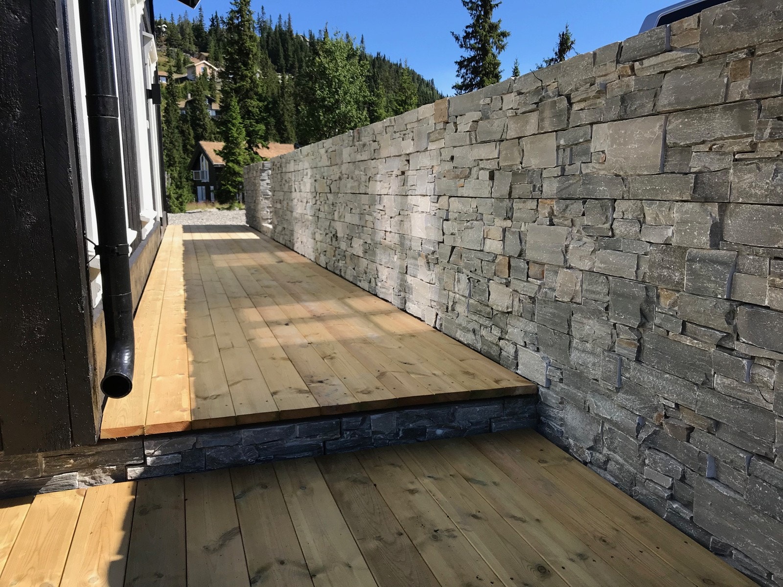 Utomhusområdet er opparbeidet med forstøtningsmurer forblendet med naturstein. Galleribilde