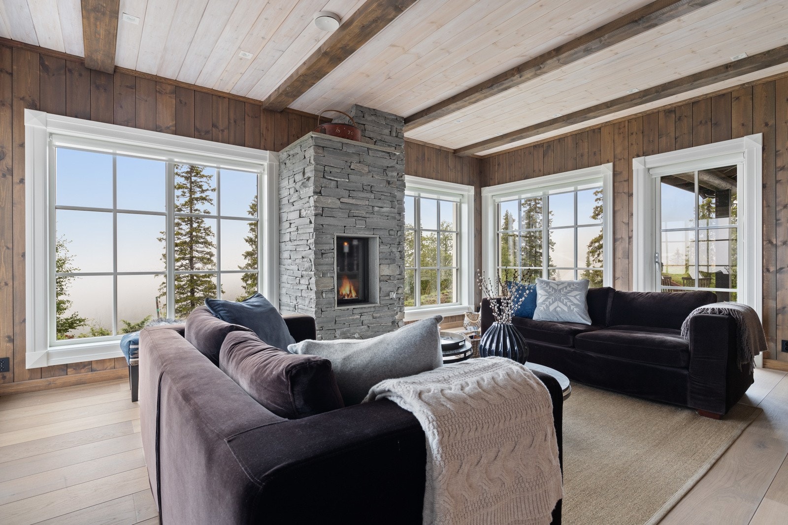 Innvendig leveres hytten med en gjennomgående høy standard på utstyr og innredninger, samt smakfulle farge- og materialvalg over det hele. Galleribilde