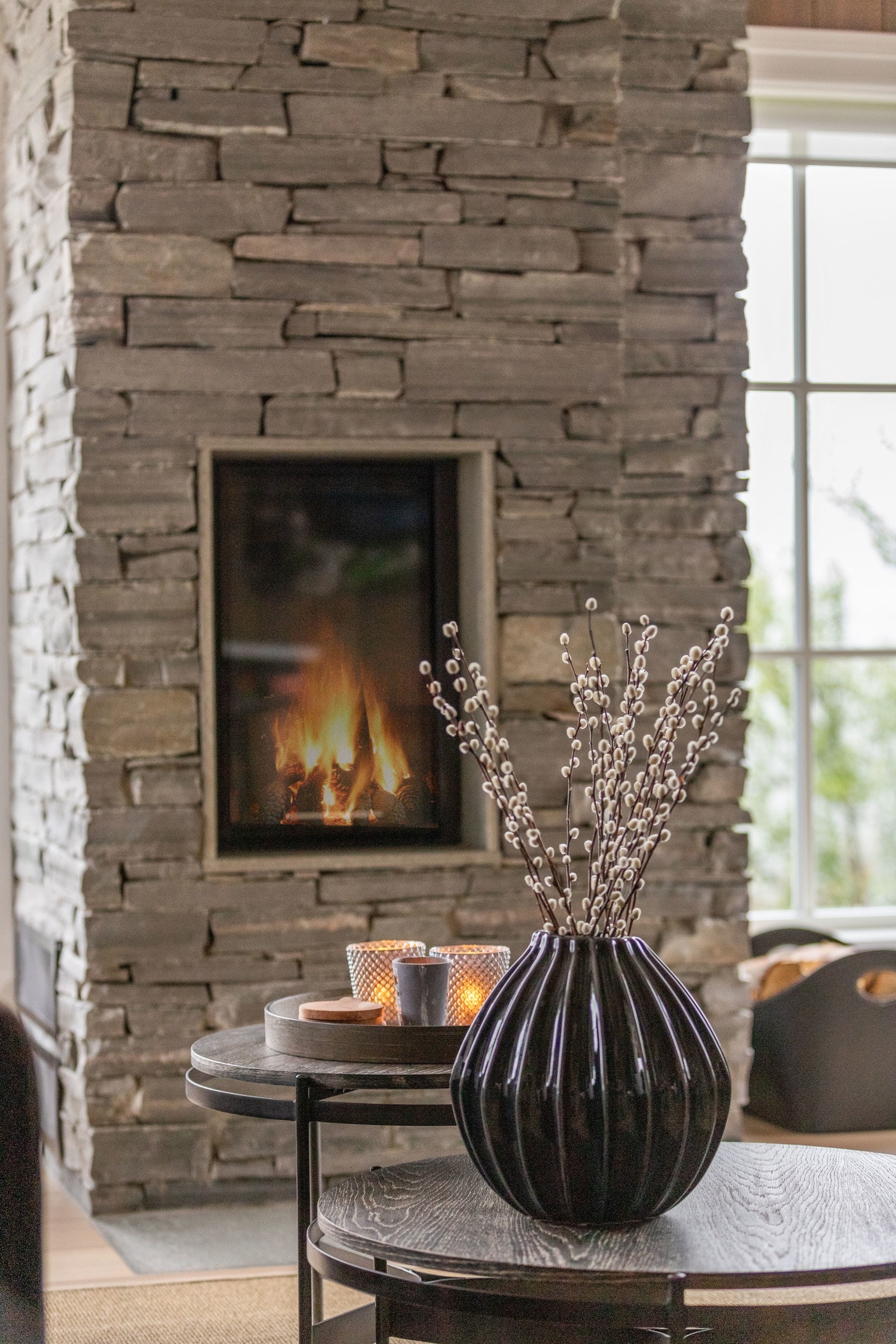 Deilig å sette seg ned foran peisen etter en lang dag utendørs. Galleribilde