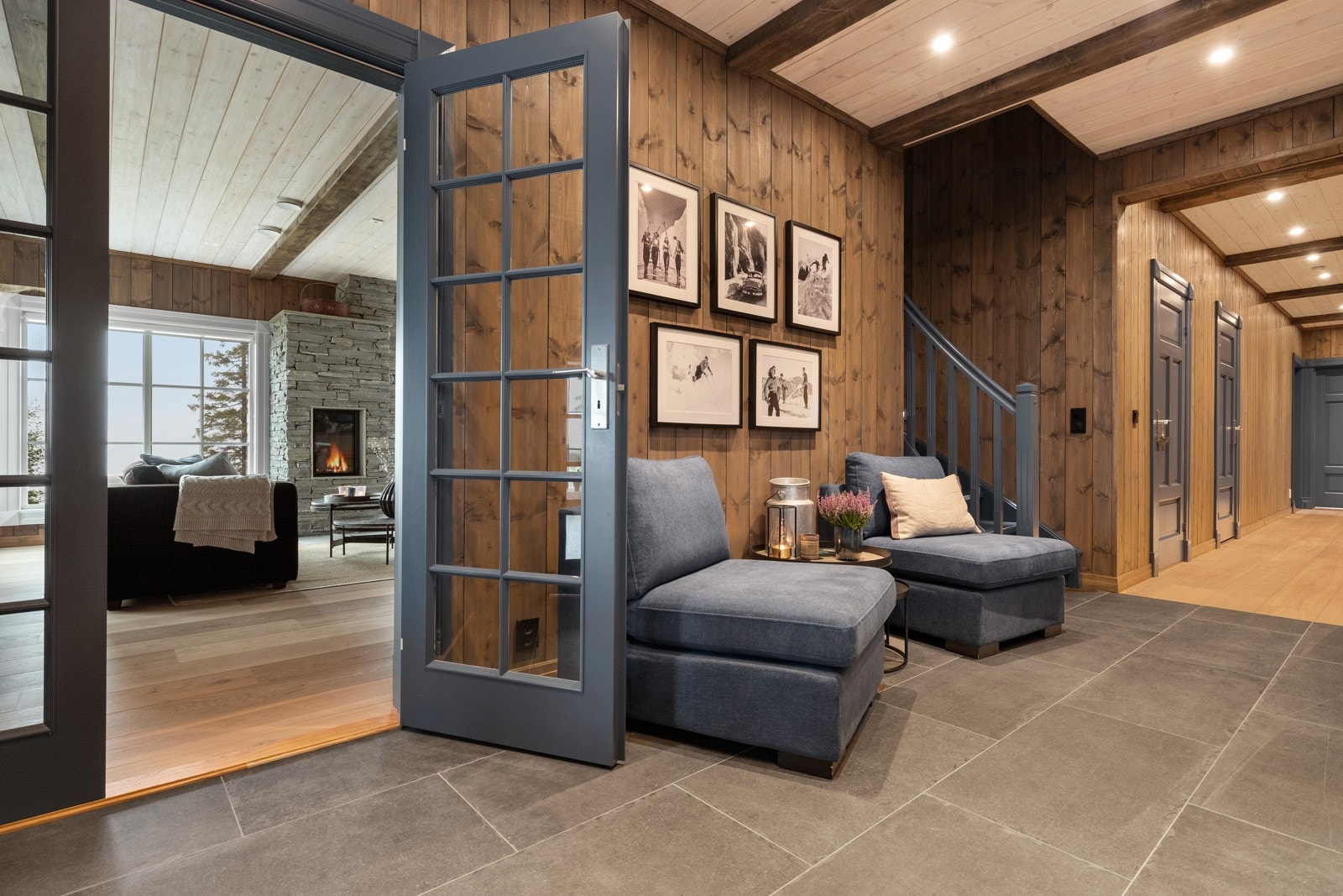 Romslig gang/hall i hovedhytten med downlights i himlingen. Galleribilde