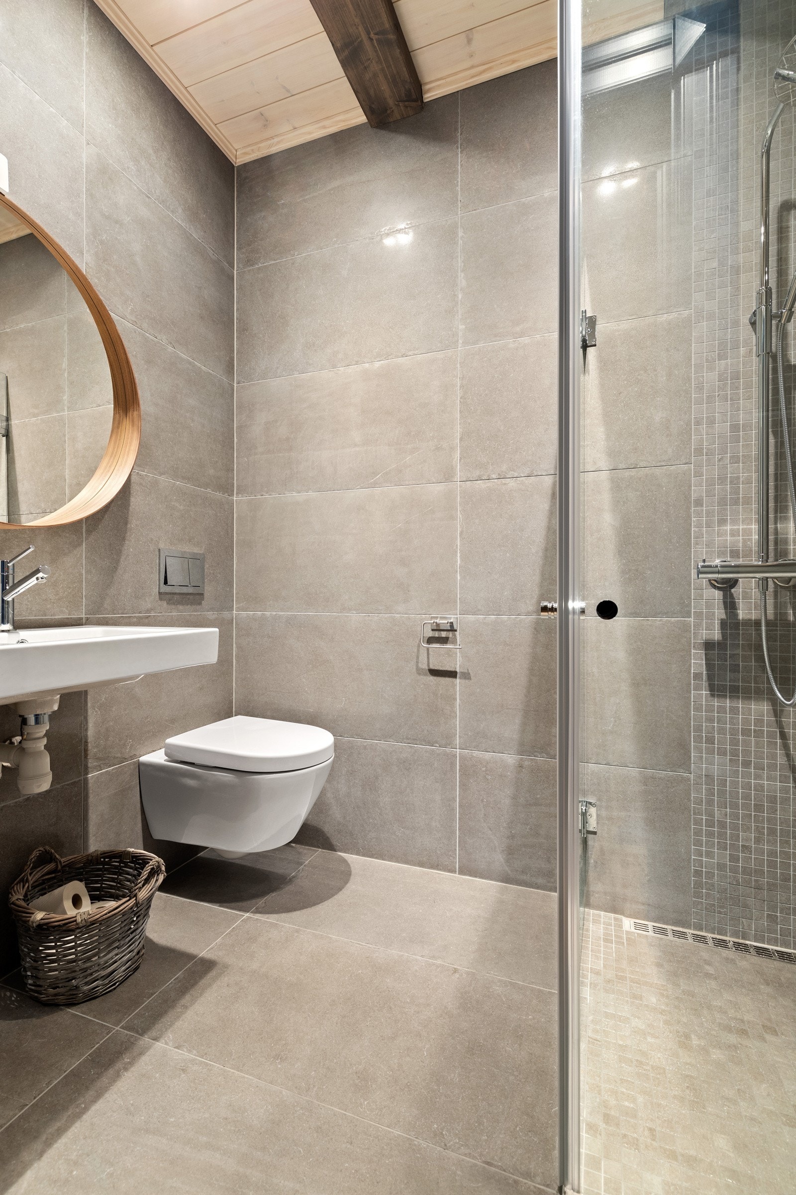 Alle bad med dusjnisjer og vegghengt toalett. Galleribilde