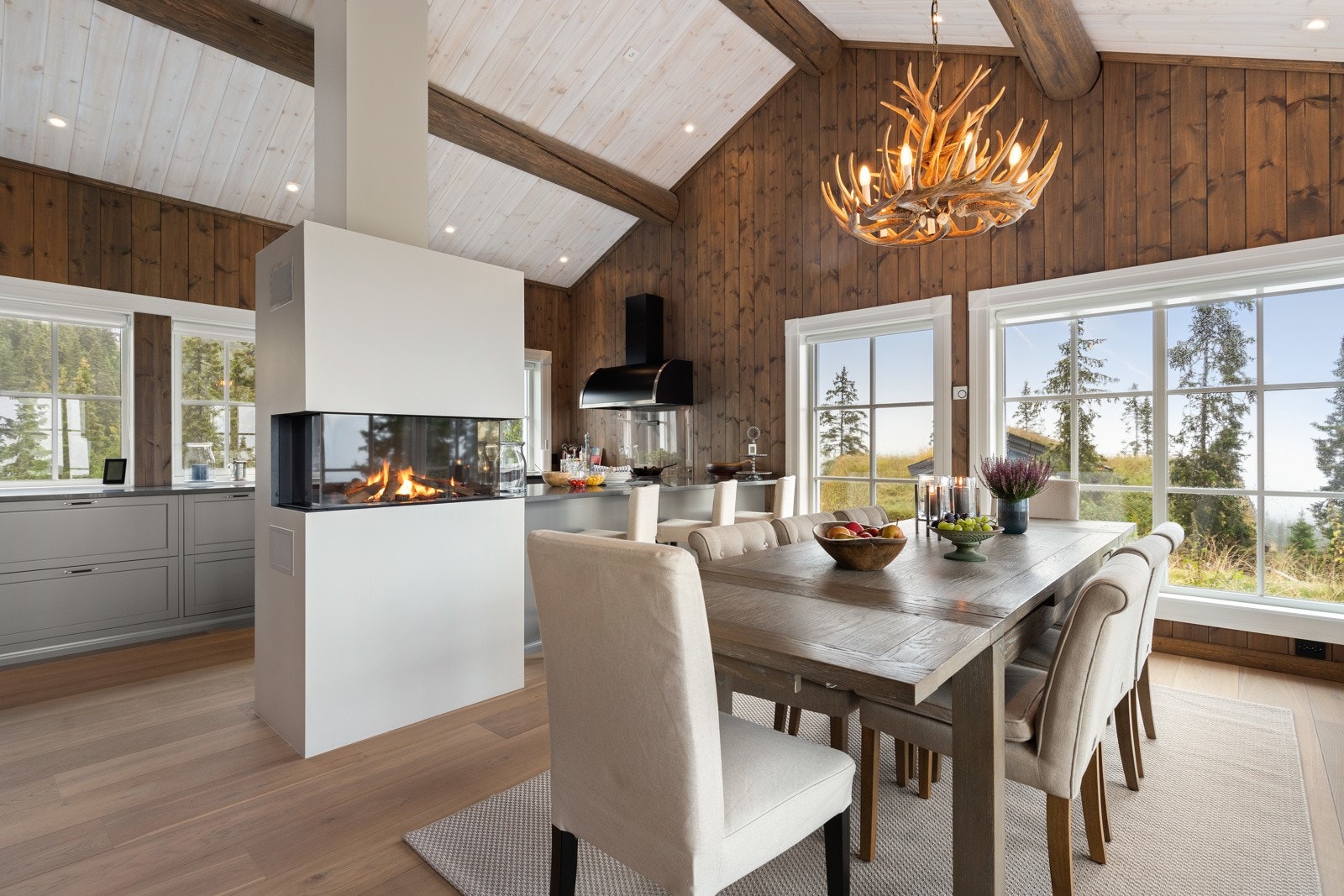 Peis mellom kjøkken og spisestuedelen skaper god stemning til det deilige måltidet. Galleribilde