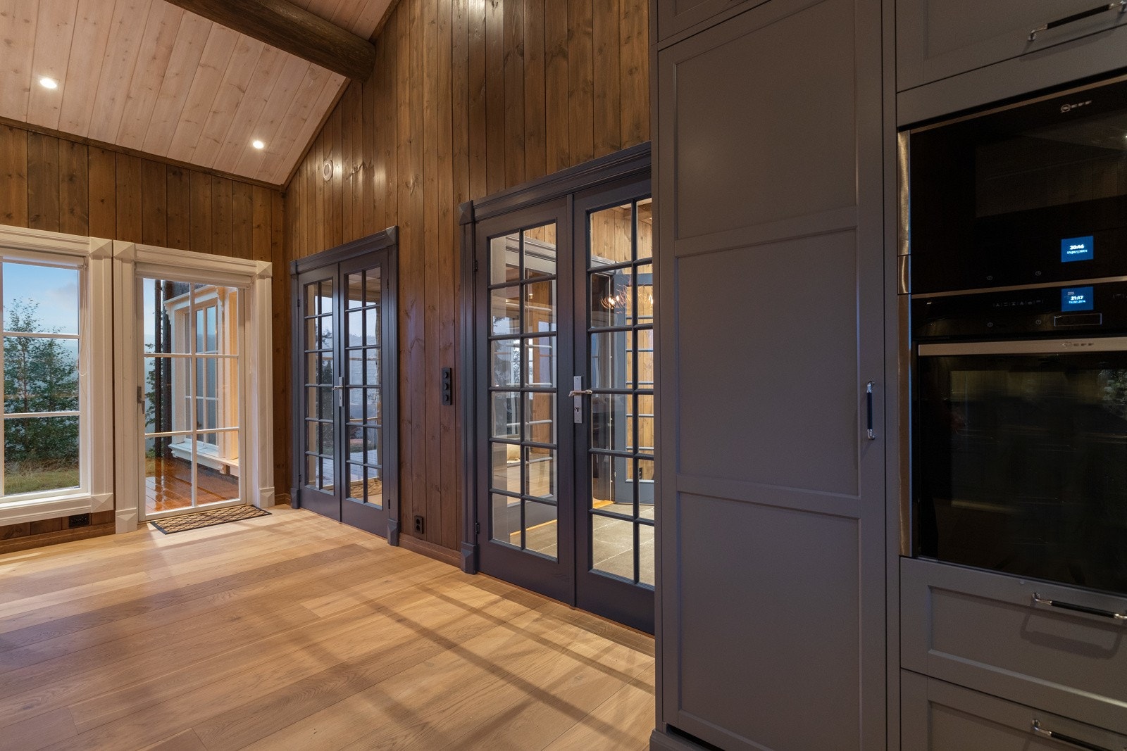 Kjøleskap og oppvaskmaskin er intergrert, innebygget komfyr. Galleribilde