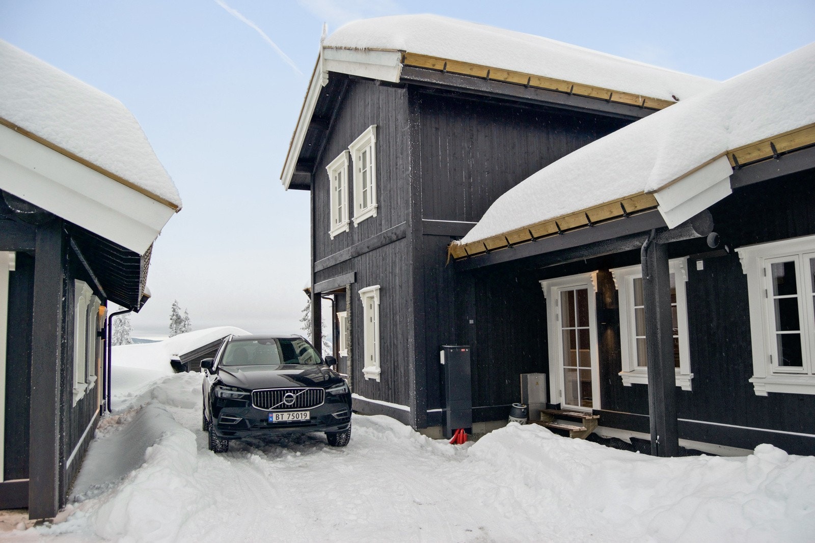 I tillegg til garasjen er det god plass til parkering utenfor hytten. Galleribilde