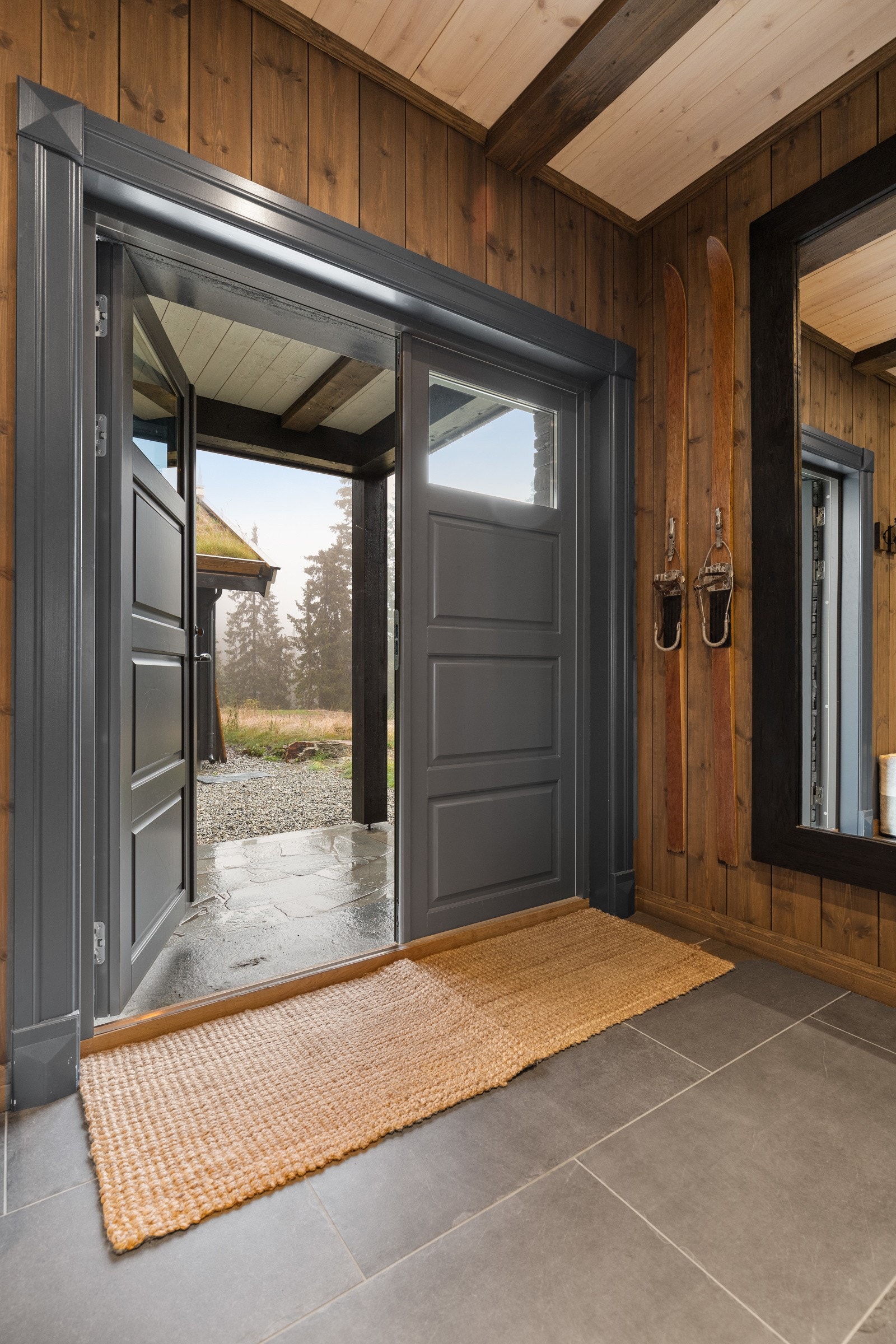 Flotte flislagte gulv i gangarealet. Galleribilde