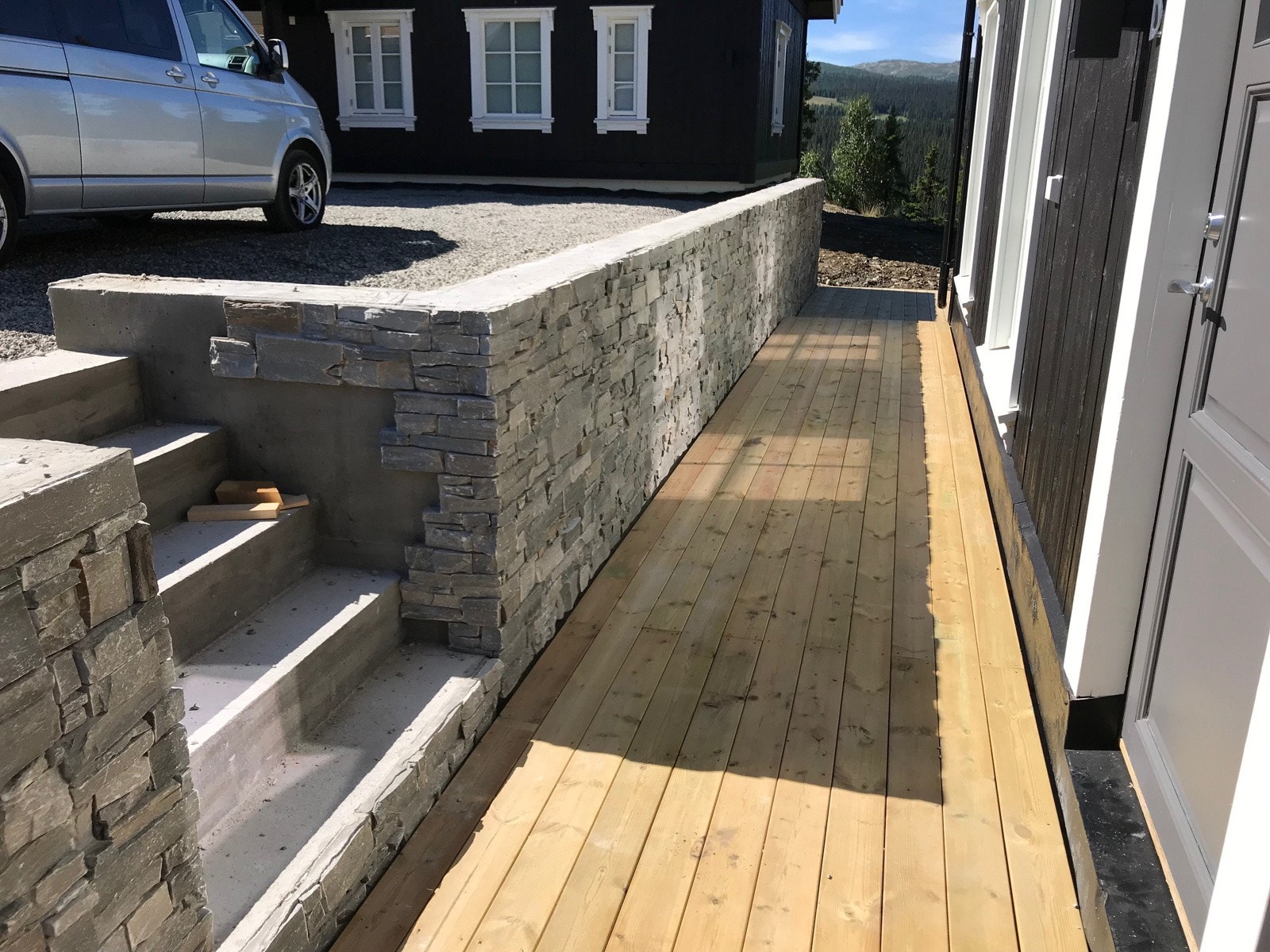 Flott steintrapp fra terrenget og ned til hytten. Galleribilde